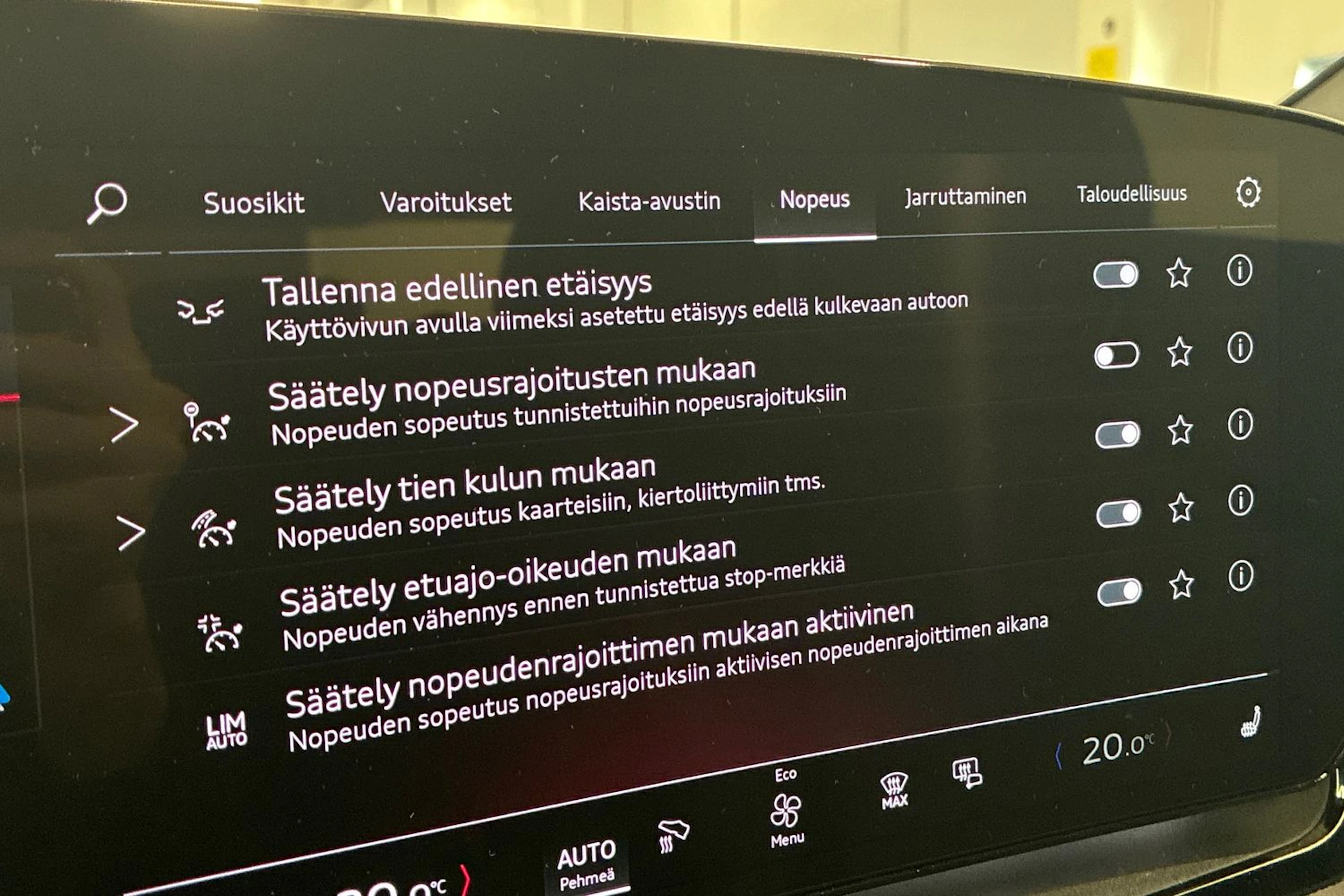 Musta Audi SQ6 e-tron 2024 kuva 21.