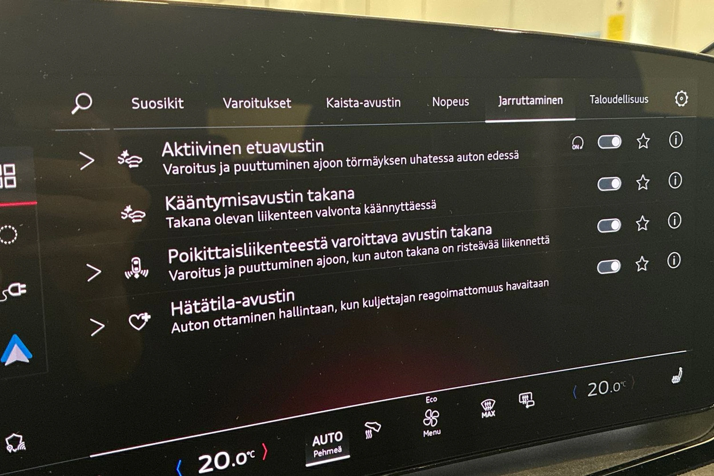 Musta Audi SQ6 e-tron 2024 kuva 22.