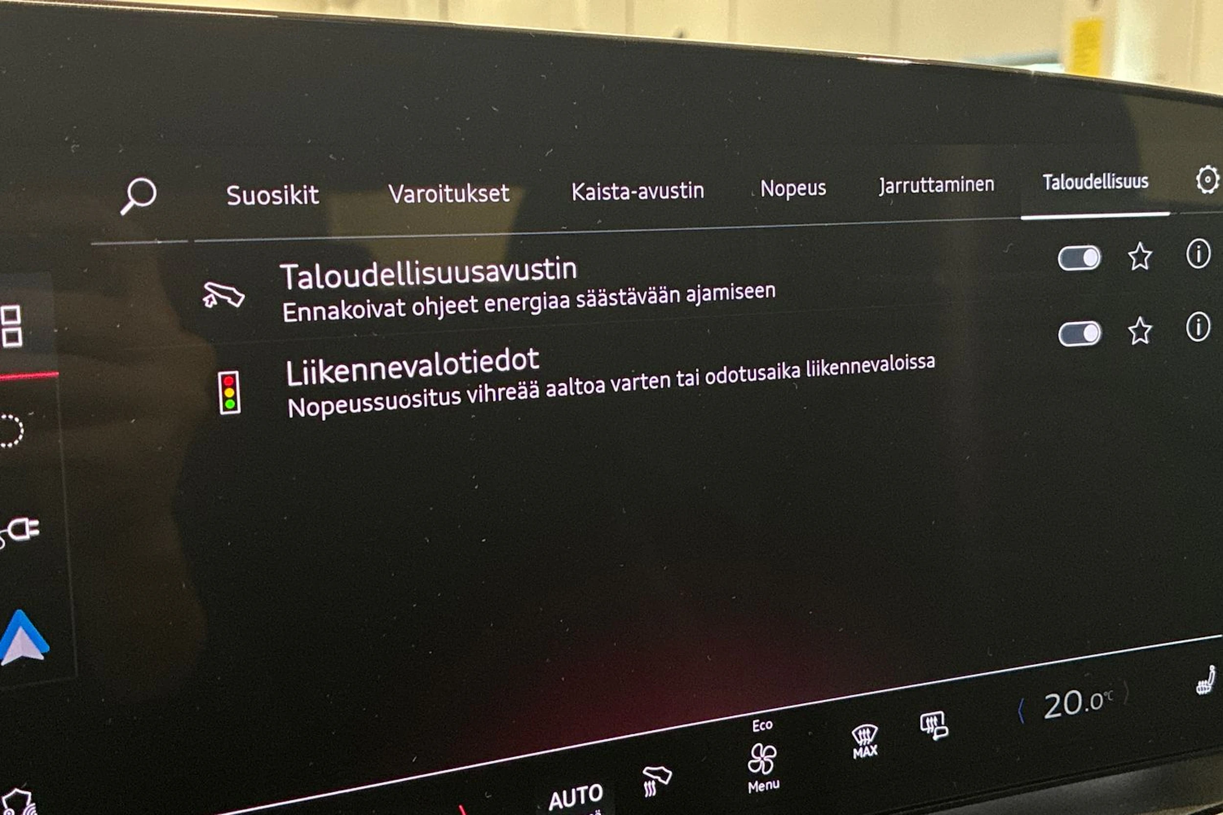 Musta Audi SQ6 e-tron 2024 kuva 23.