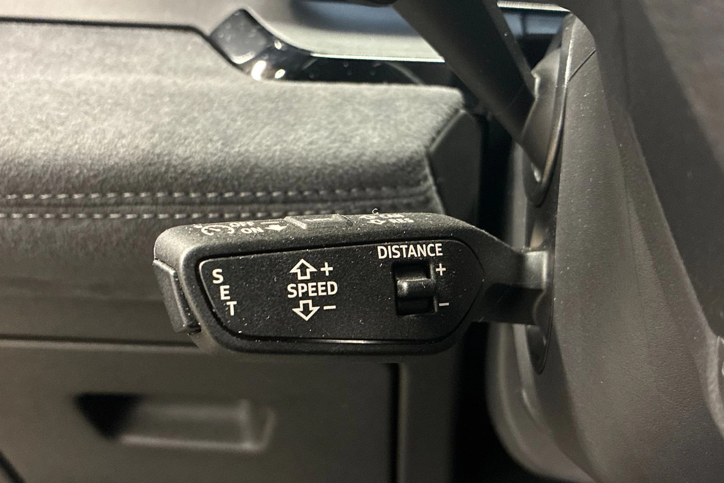 Musta Audi SQ6 e-tron 2024 kuva 24.