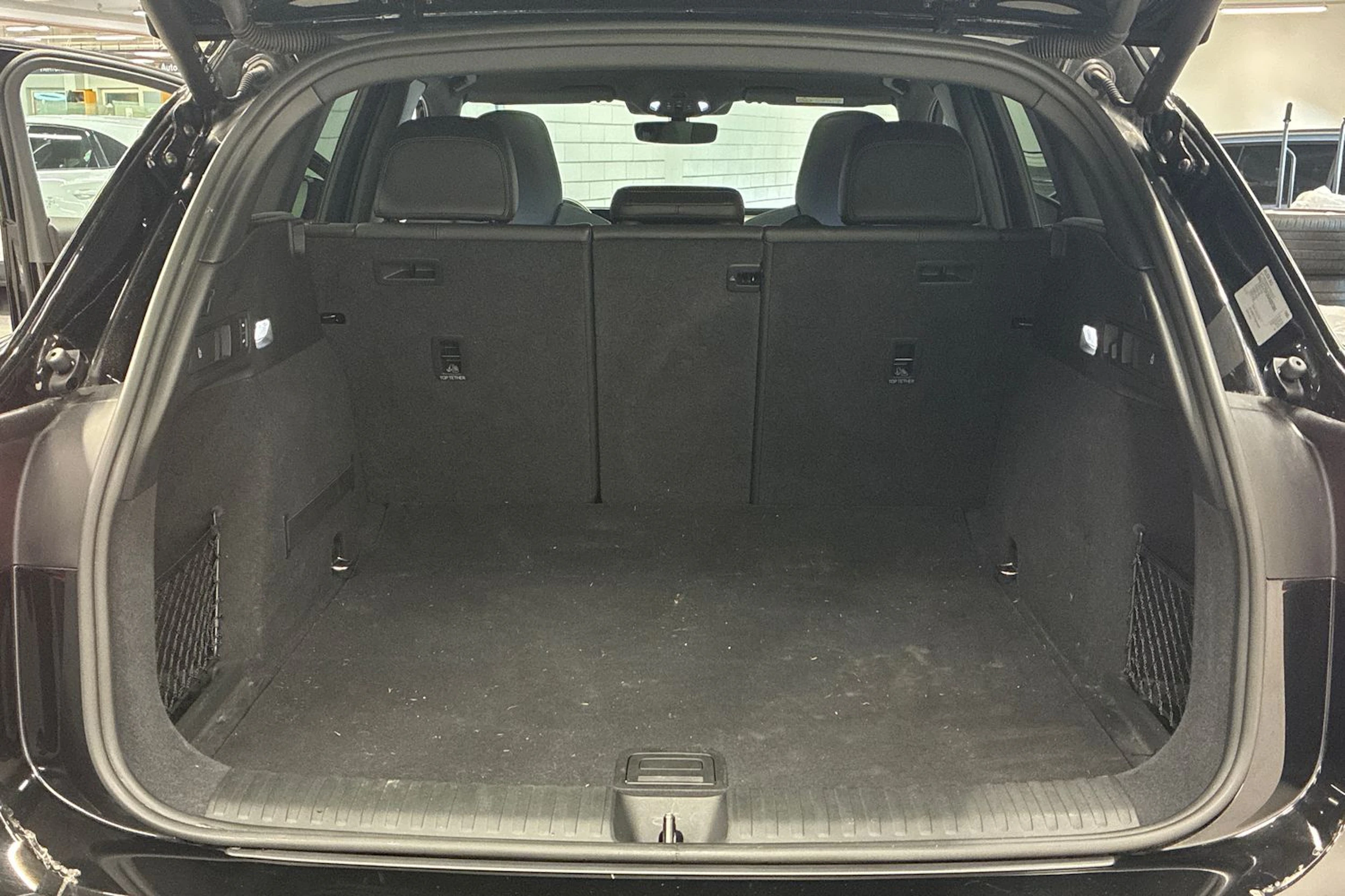 Musta Audi SQ6 e-tron 2024 kuva 25.