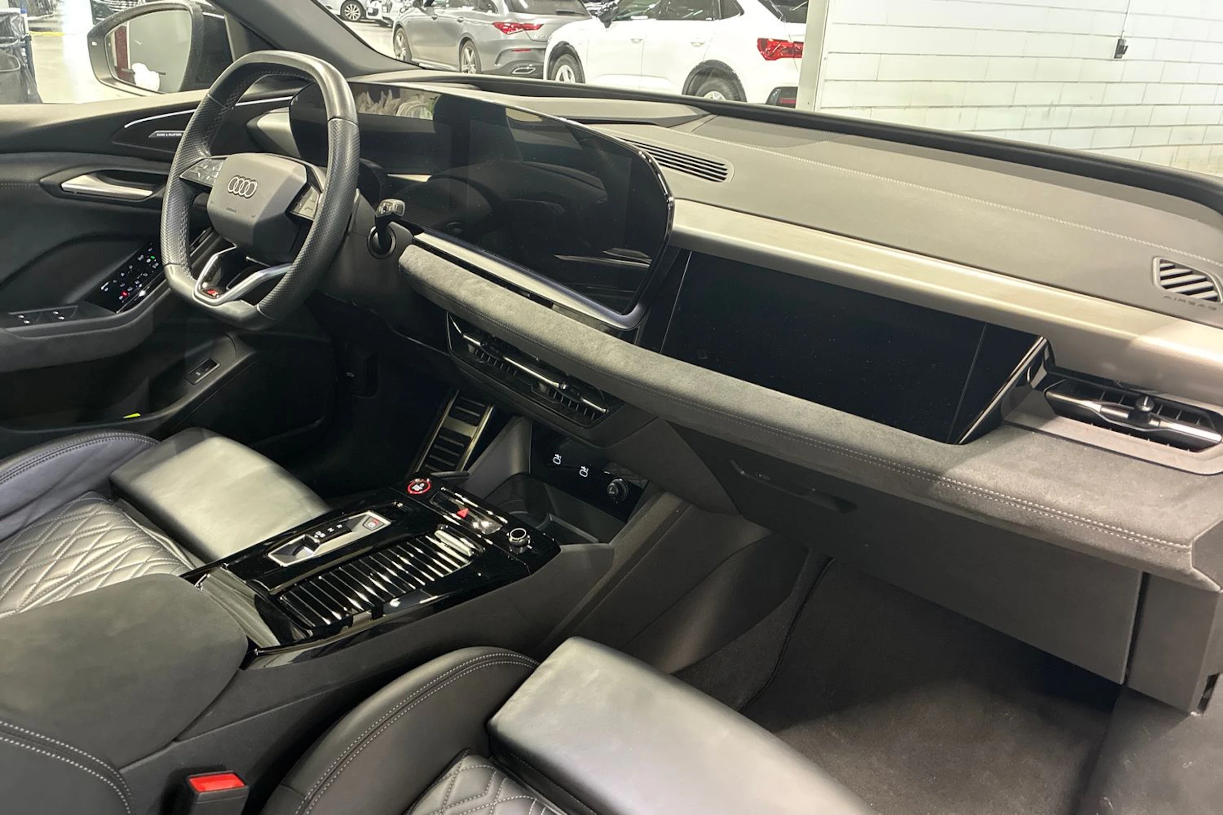 Musta Audi SQ6 e-tron 2024 kuva 27.