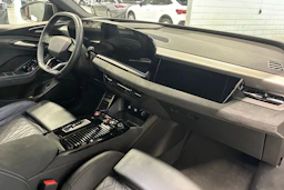 Musta Audi SQ6 e-tron 2024 kuva 27.