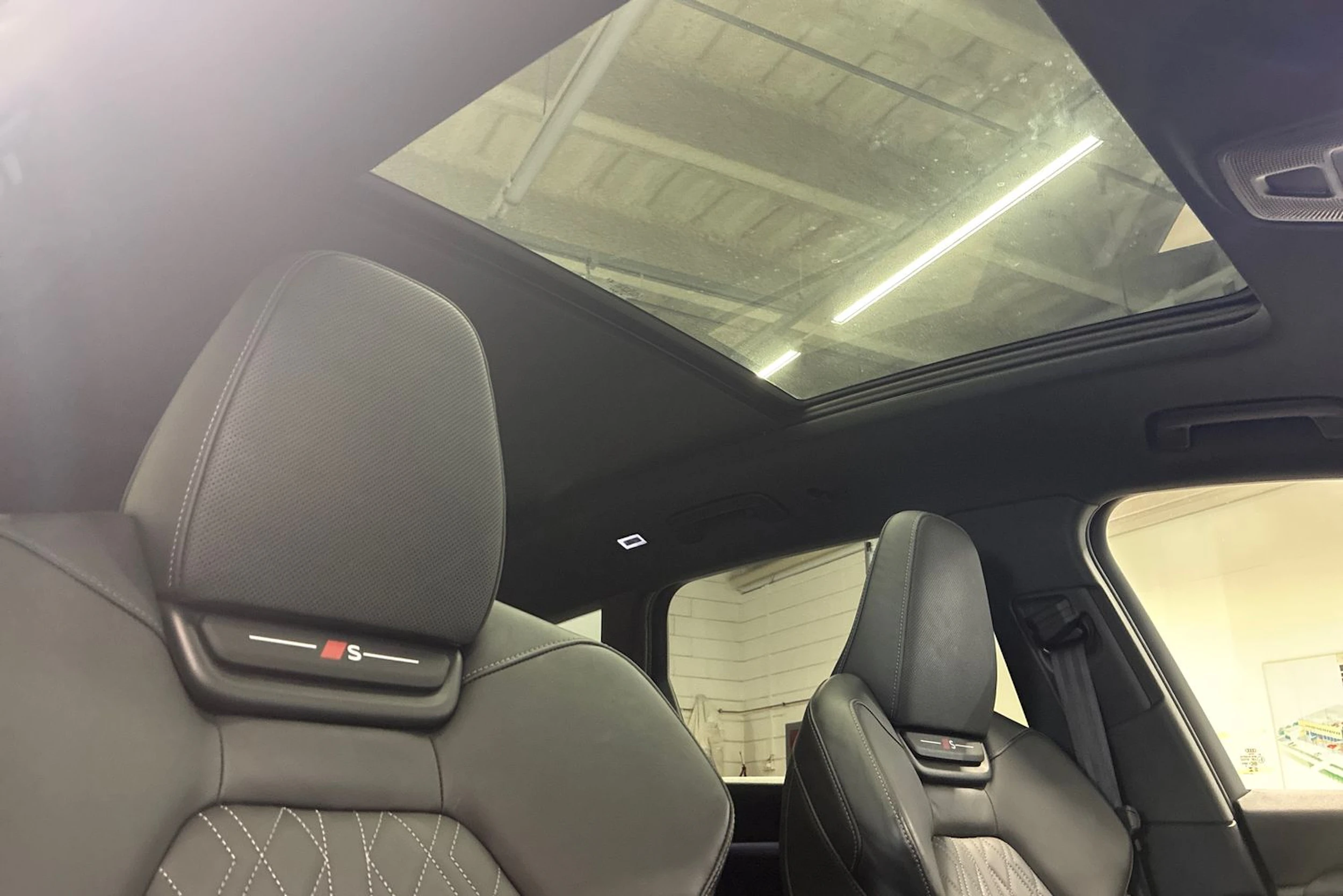 Musta Audi SQ6 e-tron 2024 kuva 28.