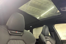 Musta Audi SQ6 e-tron 2024 kuva 28.