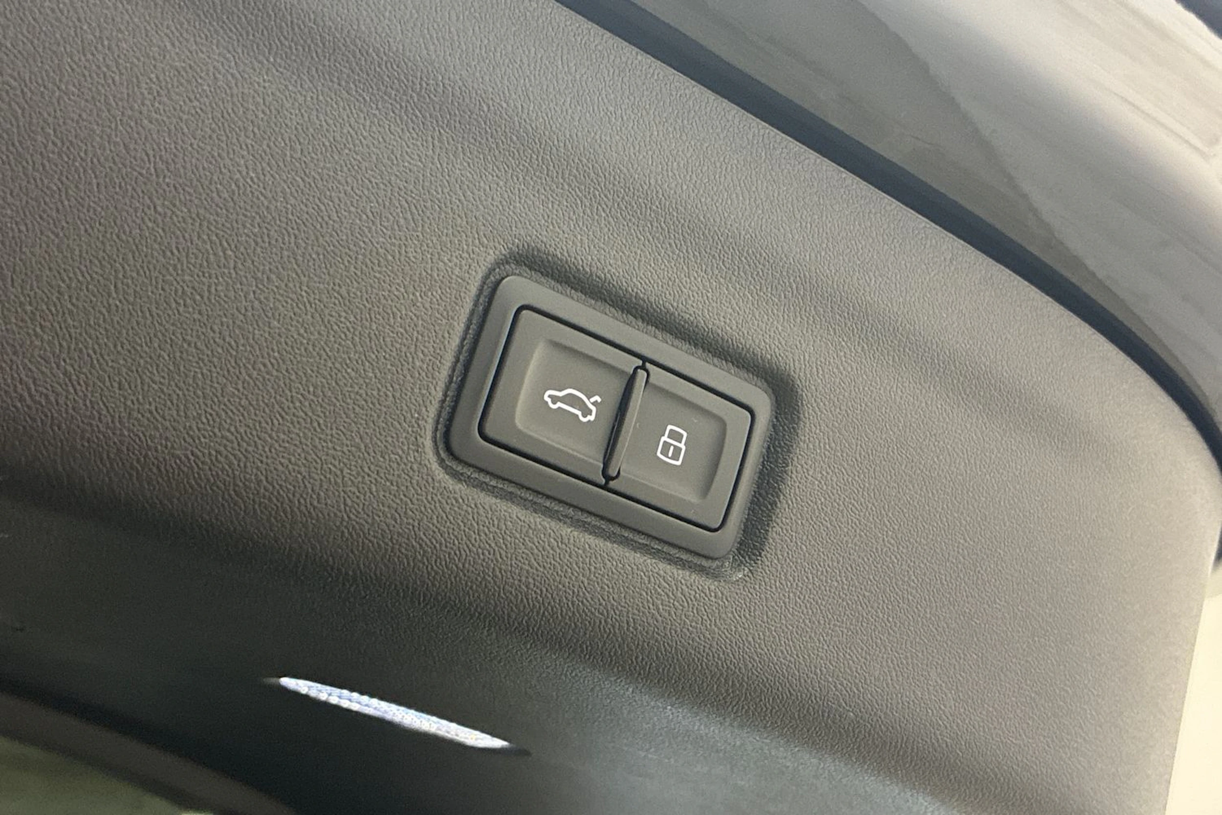 Musta Audi SQ6 e-tron 2024 kuva 30.