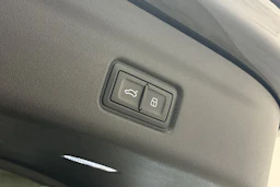 Musta Audi SQ6 e-tron 2024 kuva 30.