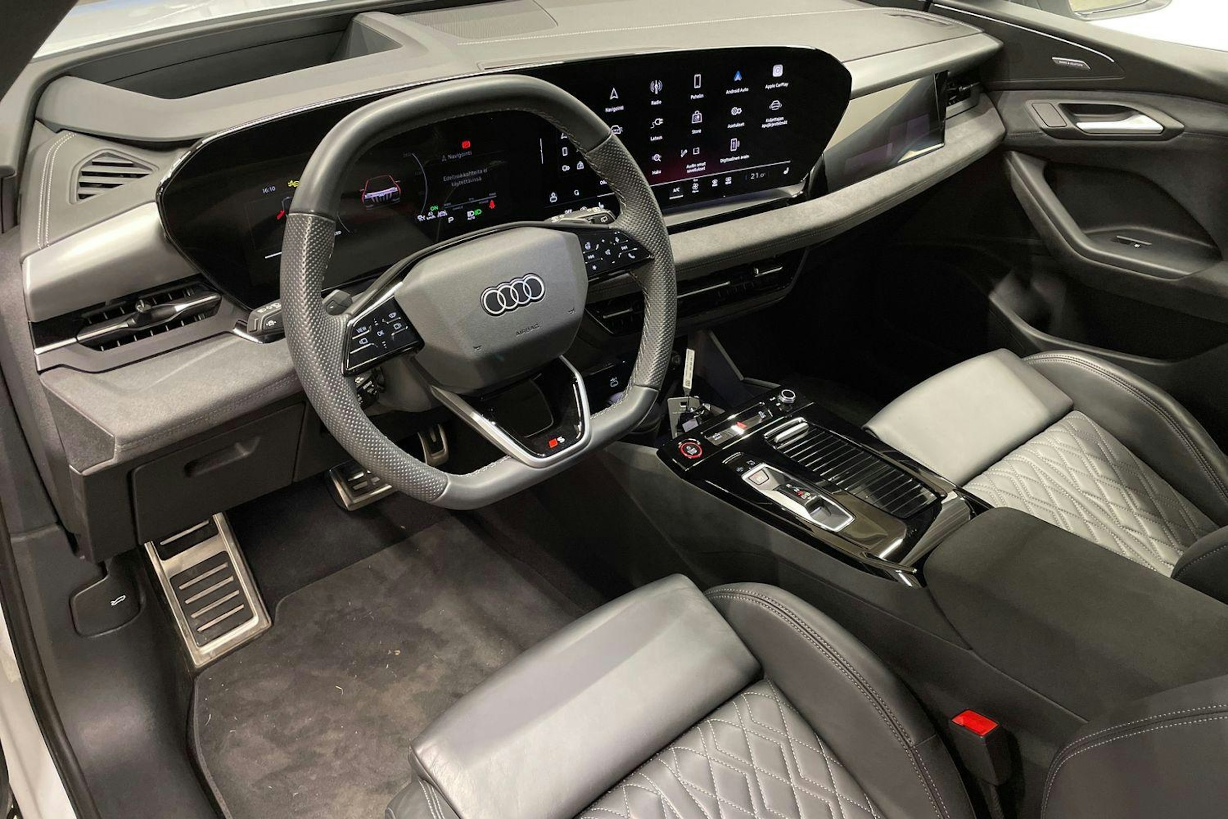 valkoinen Audi SQ6 e-tron 2024 kuva 6.