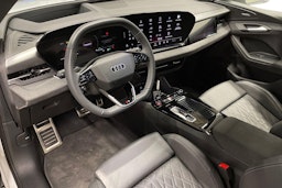 valkoinen Audi SQ6 e-tron 2024 kuva 6.