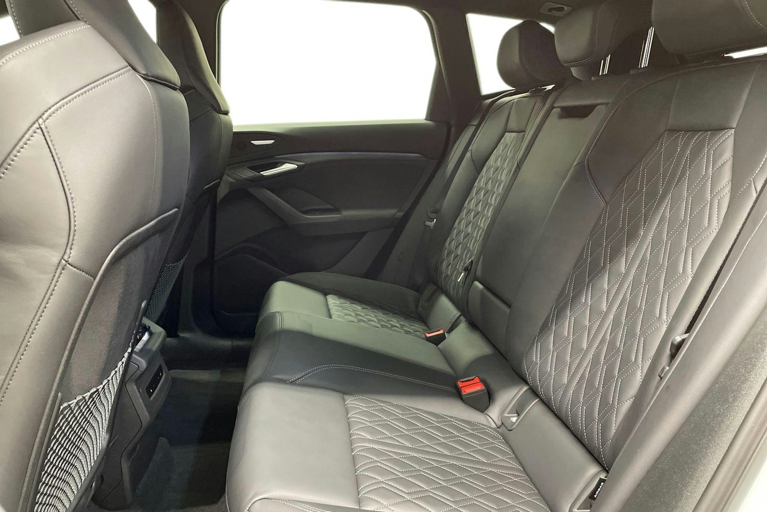 valkoinen Audi SQ6 e-tron 2024 kuva 8.