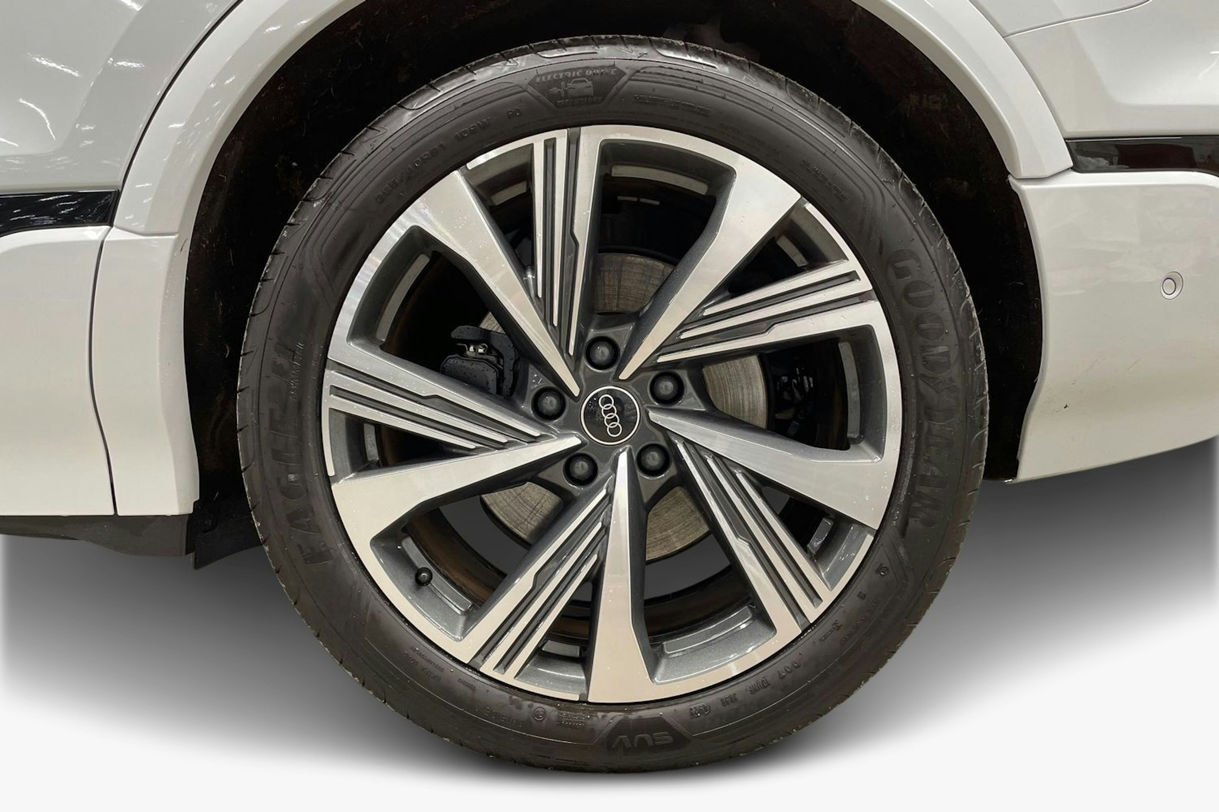 valkoinen Audi SQ6 e-tron 2024 kuva 9.