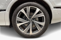 valkoinen Audi SQ6 e-tron 2024 kuva 9.