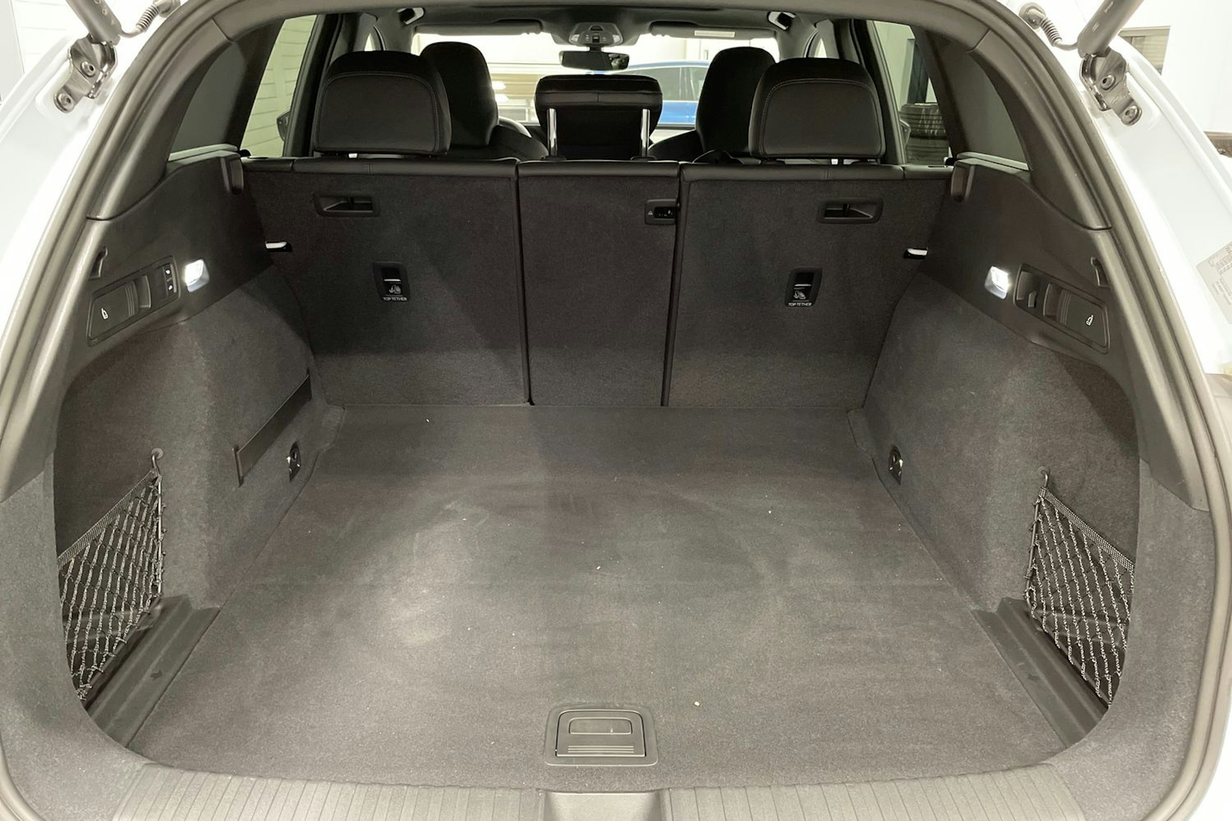 valkoinen Audi SQ6 e-tron 2024 kuva 12.