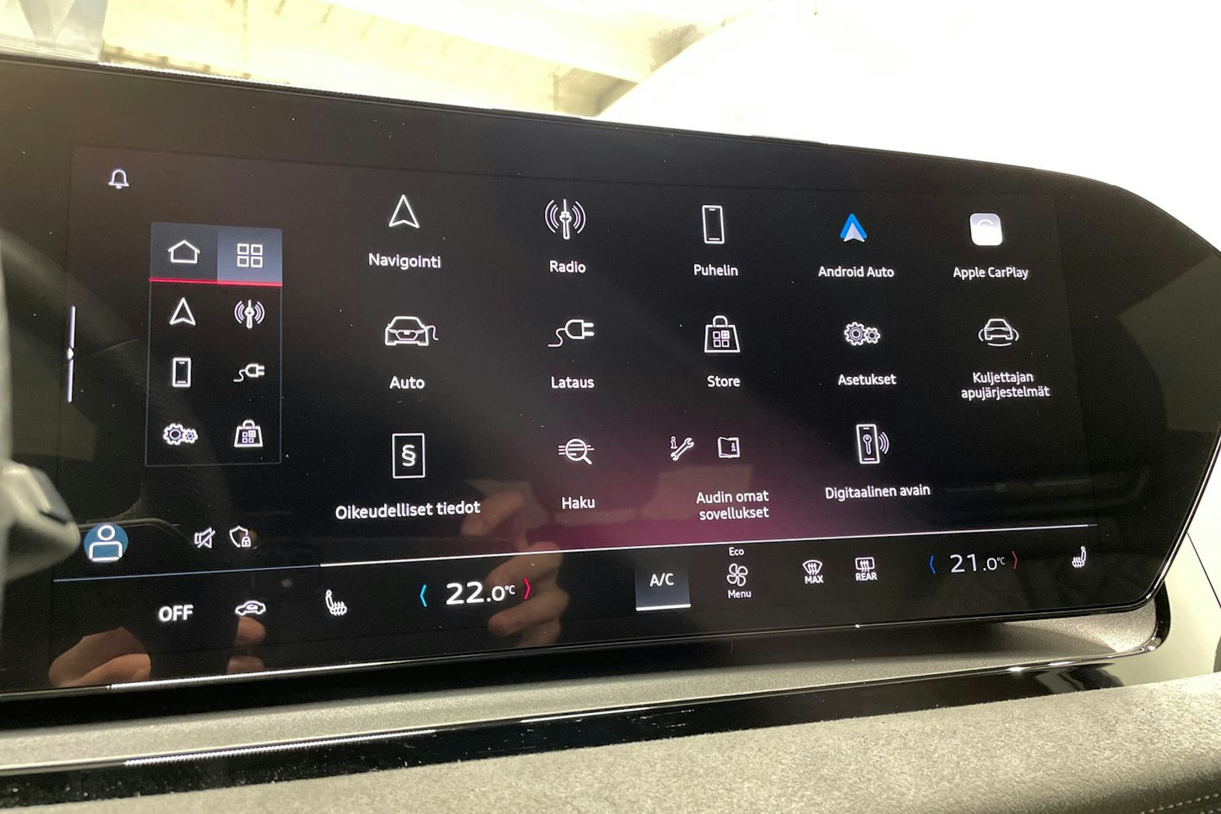 valkoinen Audi SQ6 e-tron 2024 kuva 14.