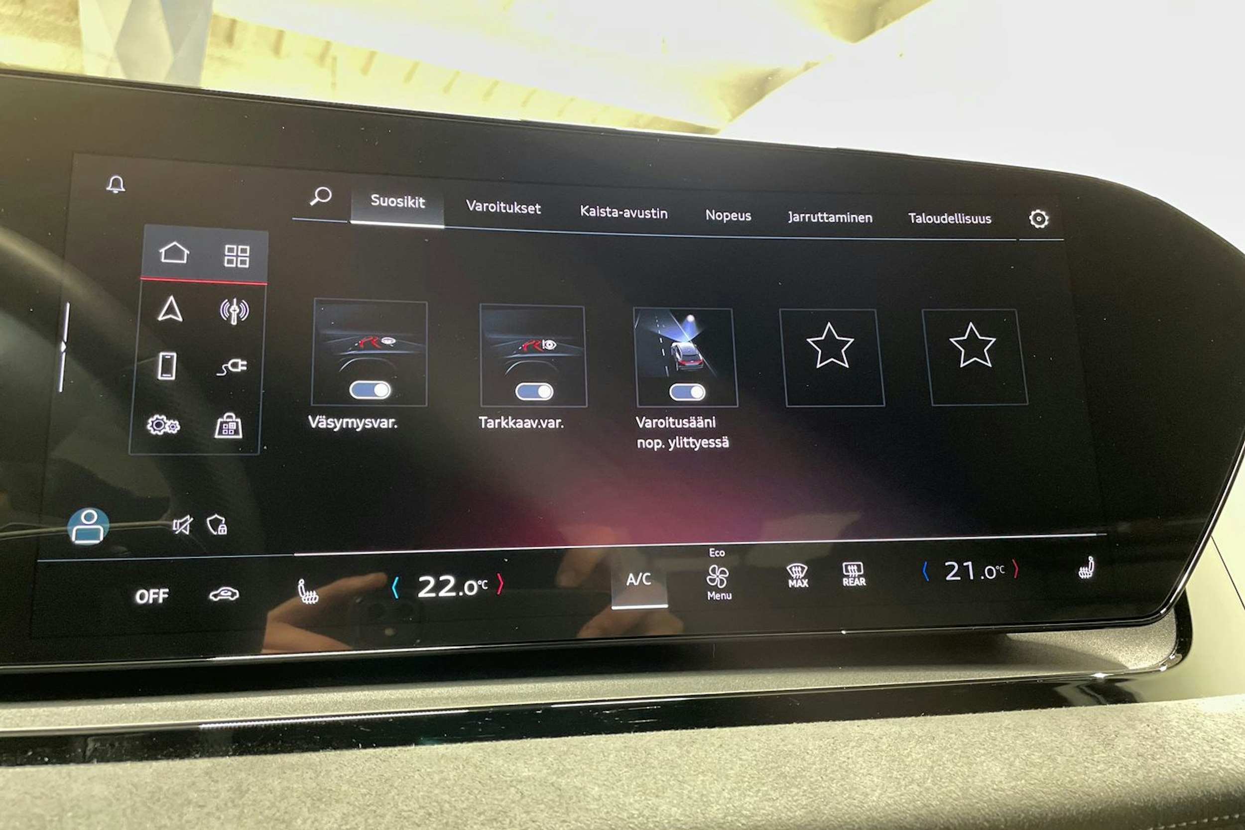 valkoinen Audi SQ6 e-tron 2024 kuva 15.