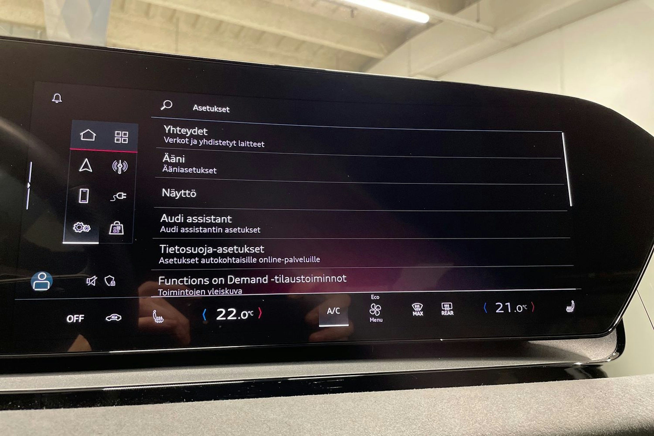 valkoinen Audi SQ6 e-tron 2024 kuva 16.