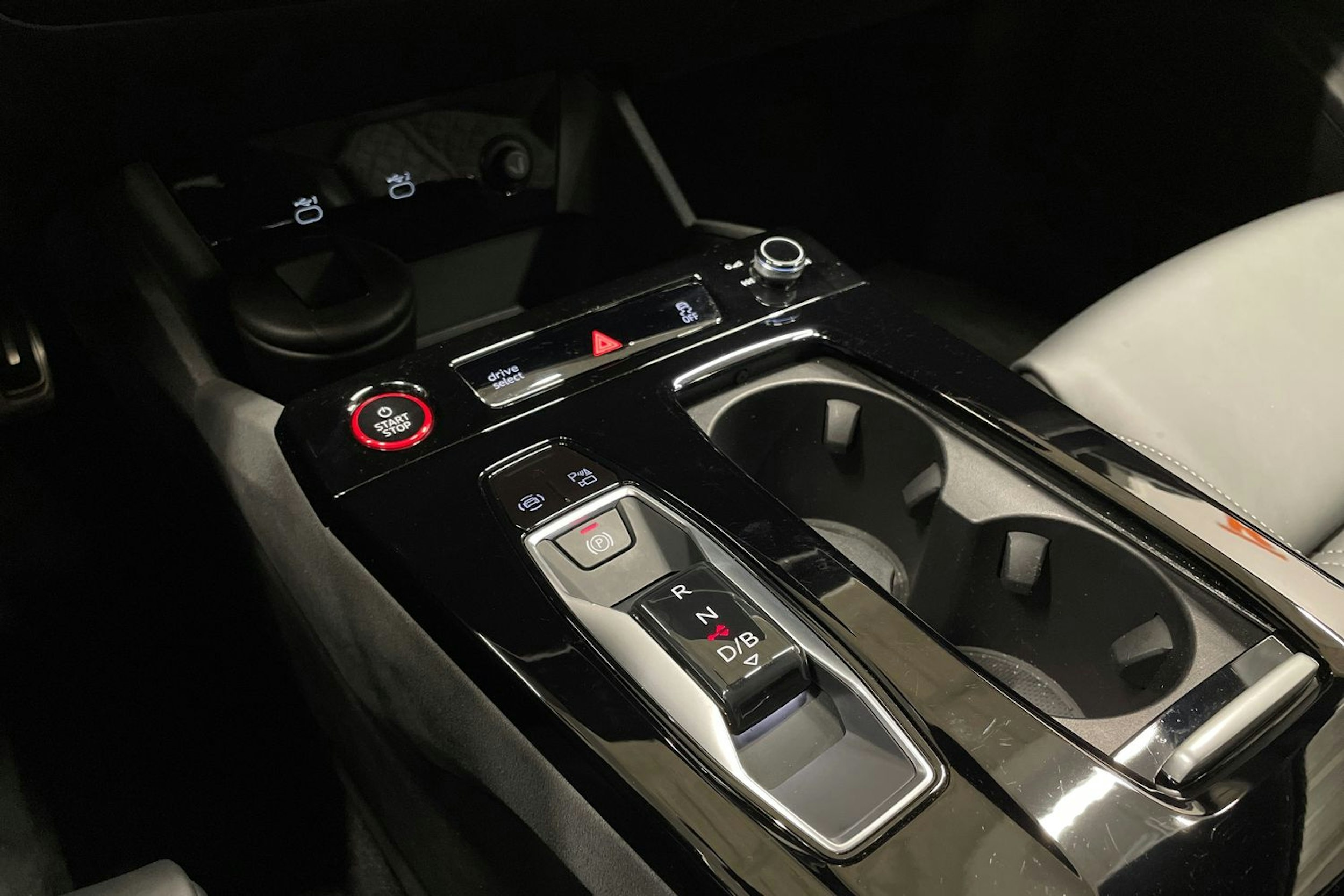 valkoinen Audi SQ6 e-tron 2024 kuva 22.