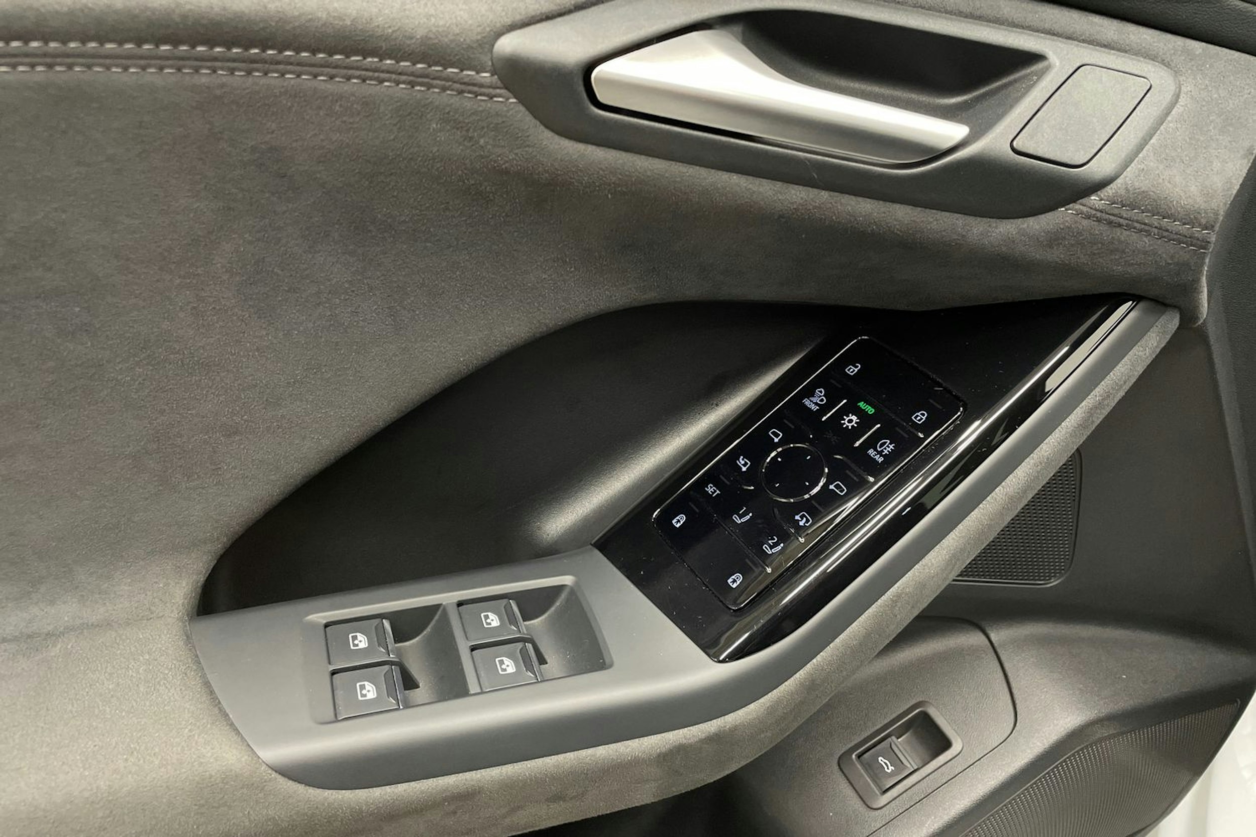 valkoinen Audi SQ6 e-tron 2024 kuva 23.