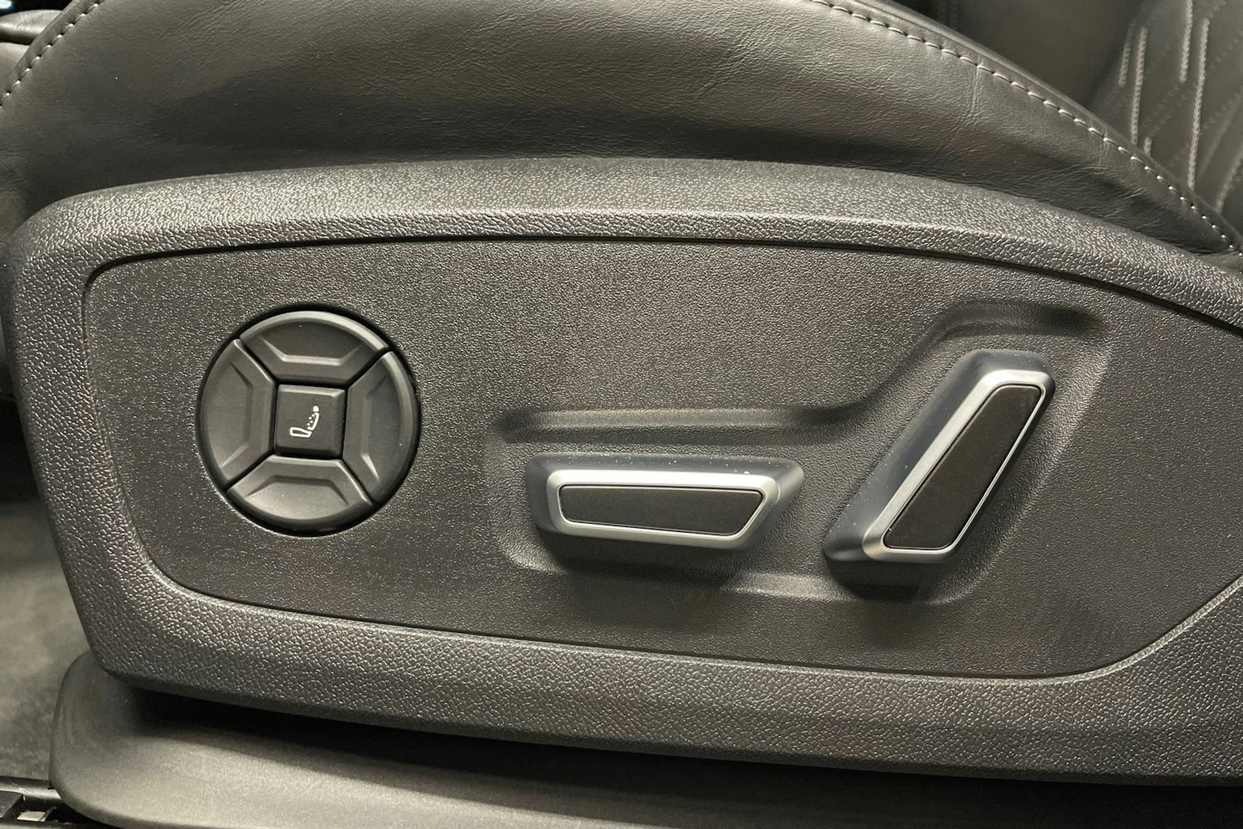 valkoinen Audi SQ6 e-tron 2024 kuva 24.