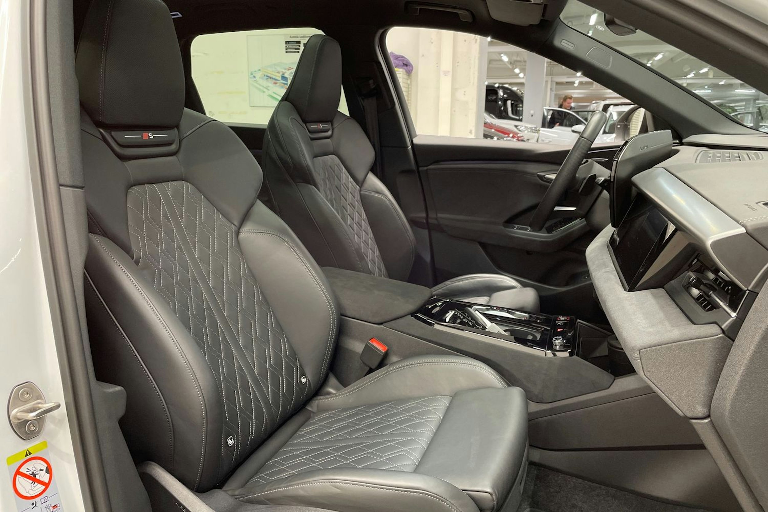 valkoinen Audi SQ6 e-tron 2024 kuva 27.