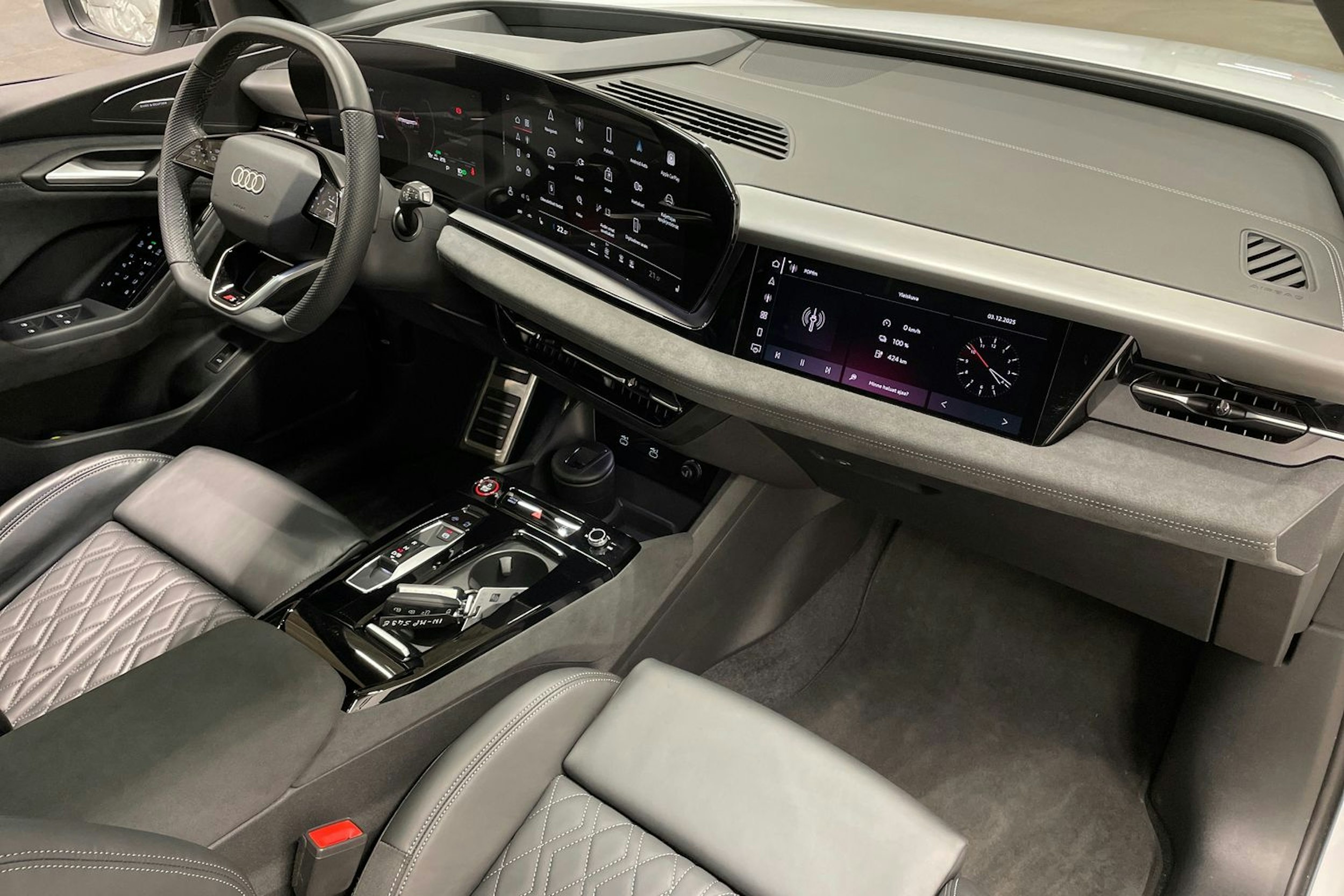 valkoinen Audi SQ6 e-tron 2024 kuva 28.