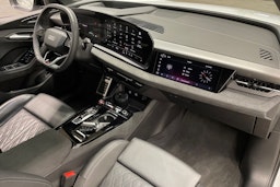 valkoinen Audi SQ6 e-tron 2024 kuva 28.