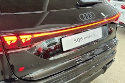 musta Audi SQ6 e-tron 2025 kuva 33.