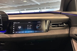 Musta Audi SQ6 e-tron 2025 kuva 26.