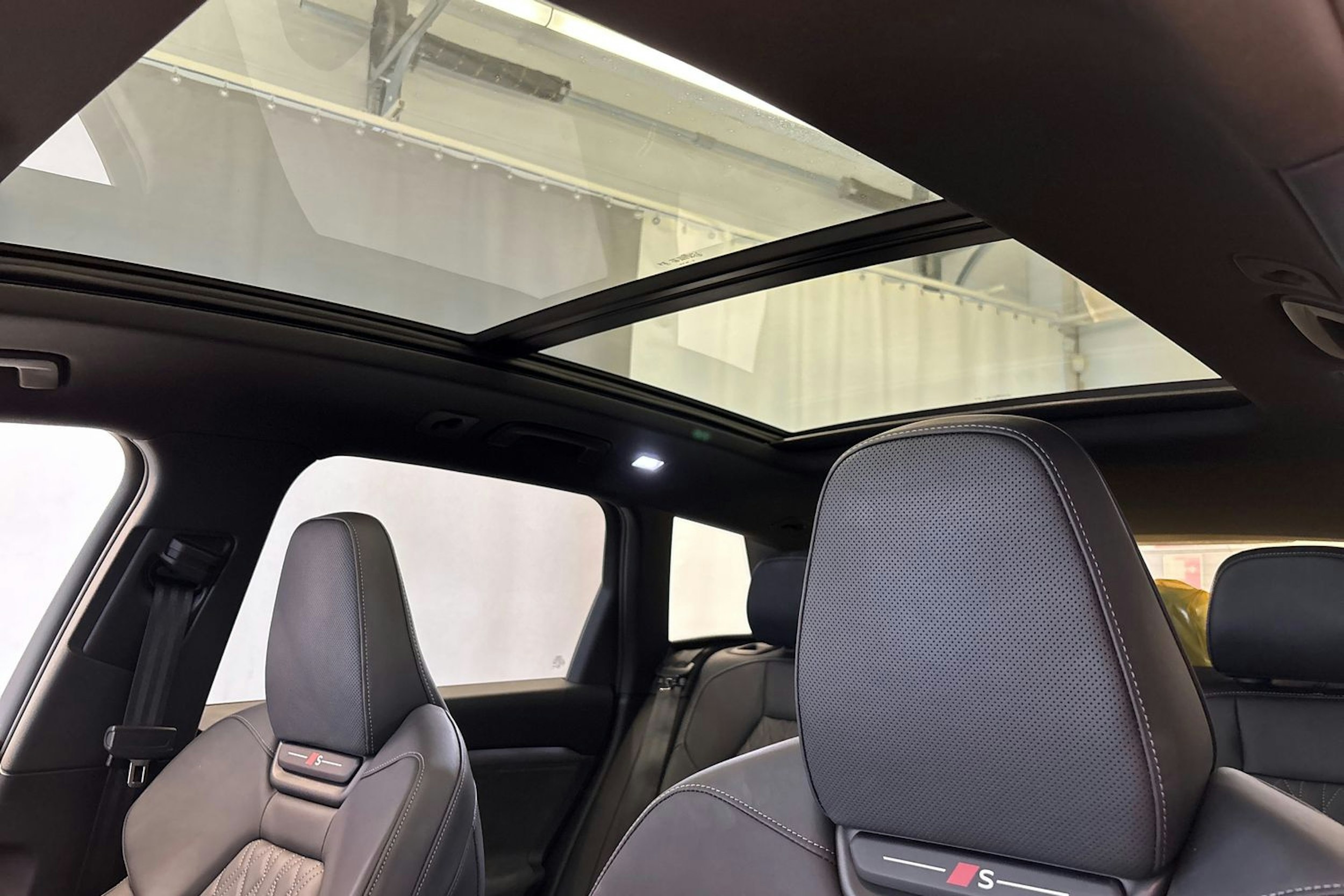 Musta Audi SQ6 e-tron 2025 kuva 29.