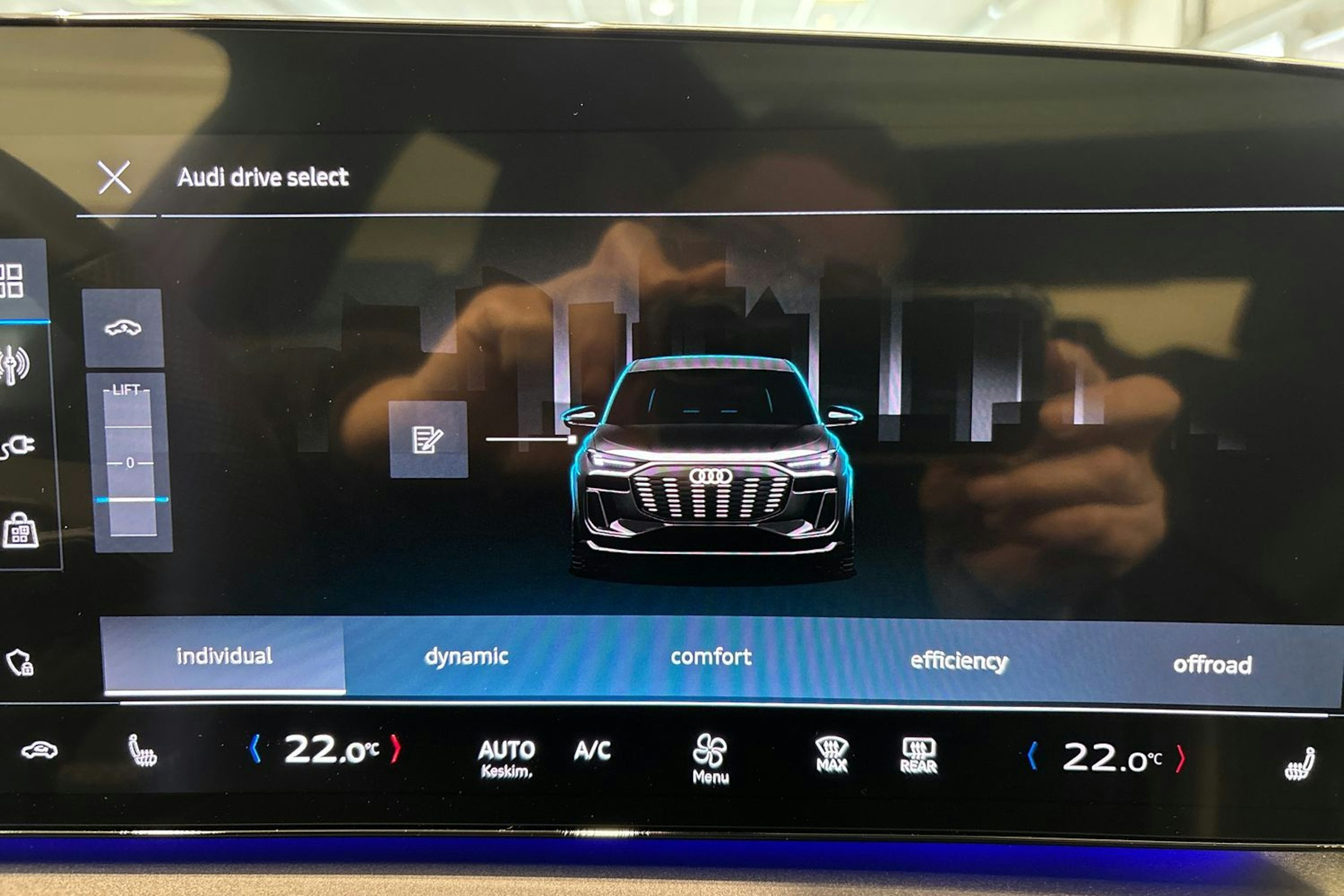 Musta Audi SQ6 e-tron 2025 kuva 30.