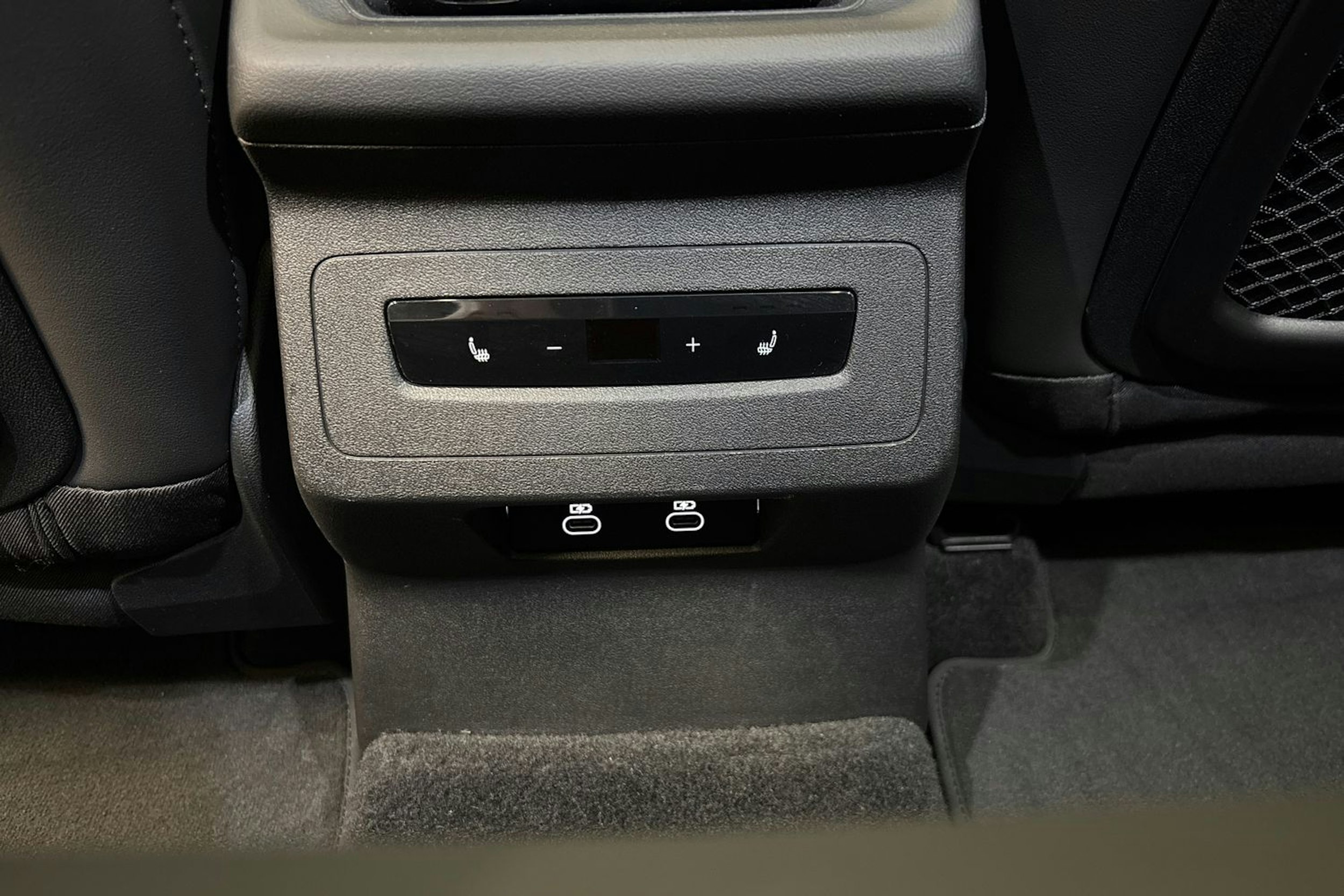 Musta Audi SQ6 e-tron 2025 kuva 32.