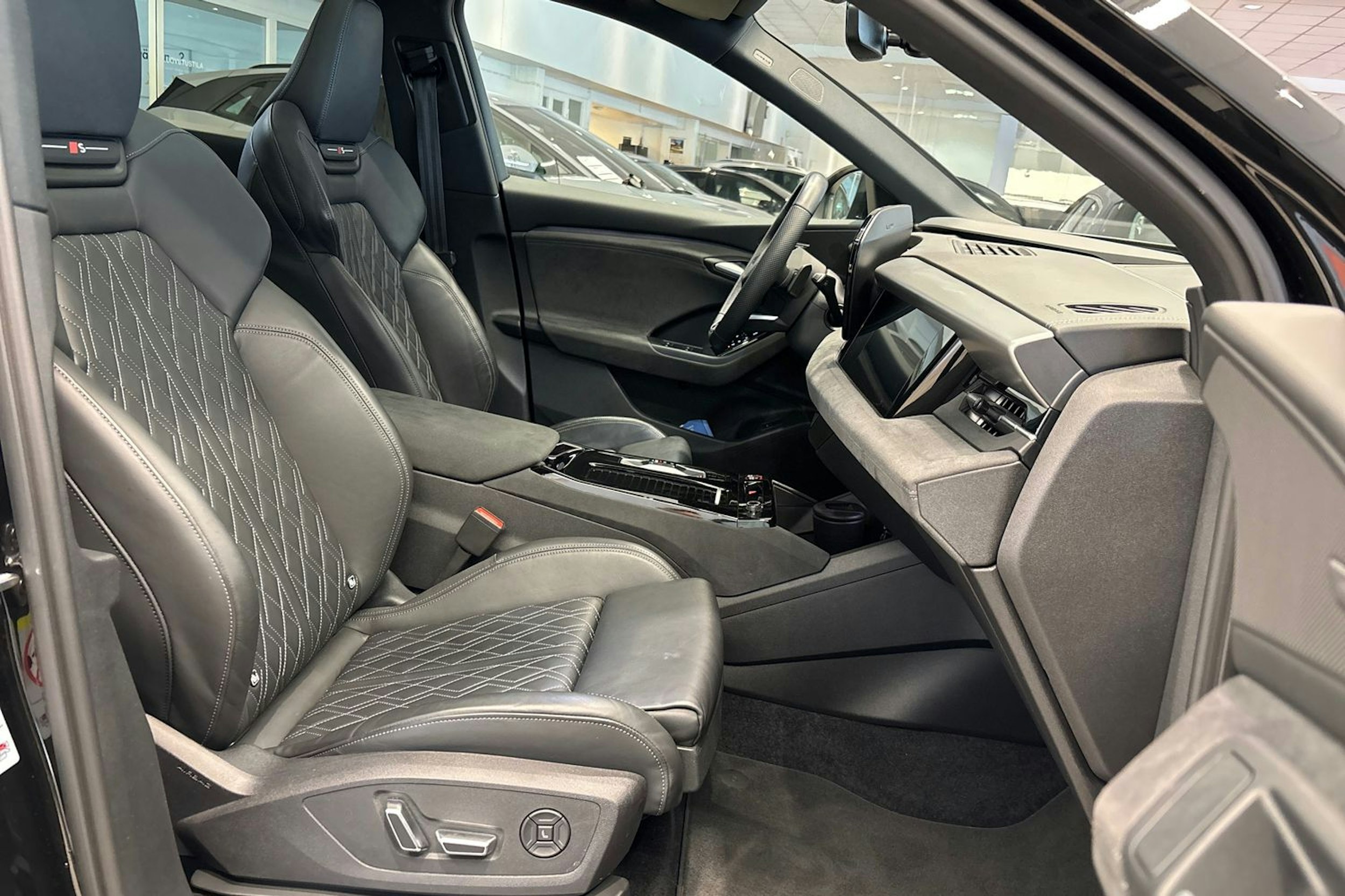 Musta Audi SQ6 e-tron 2025 kuva 34.