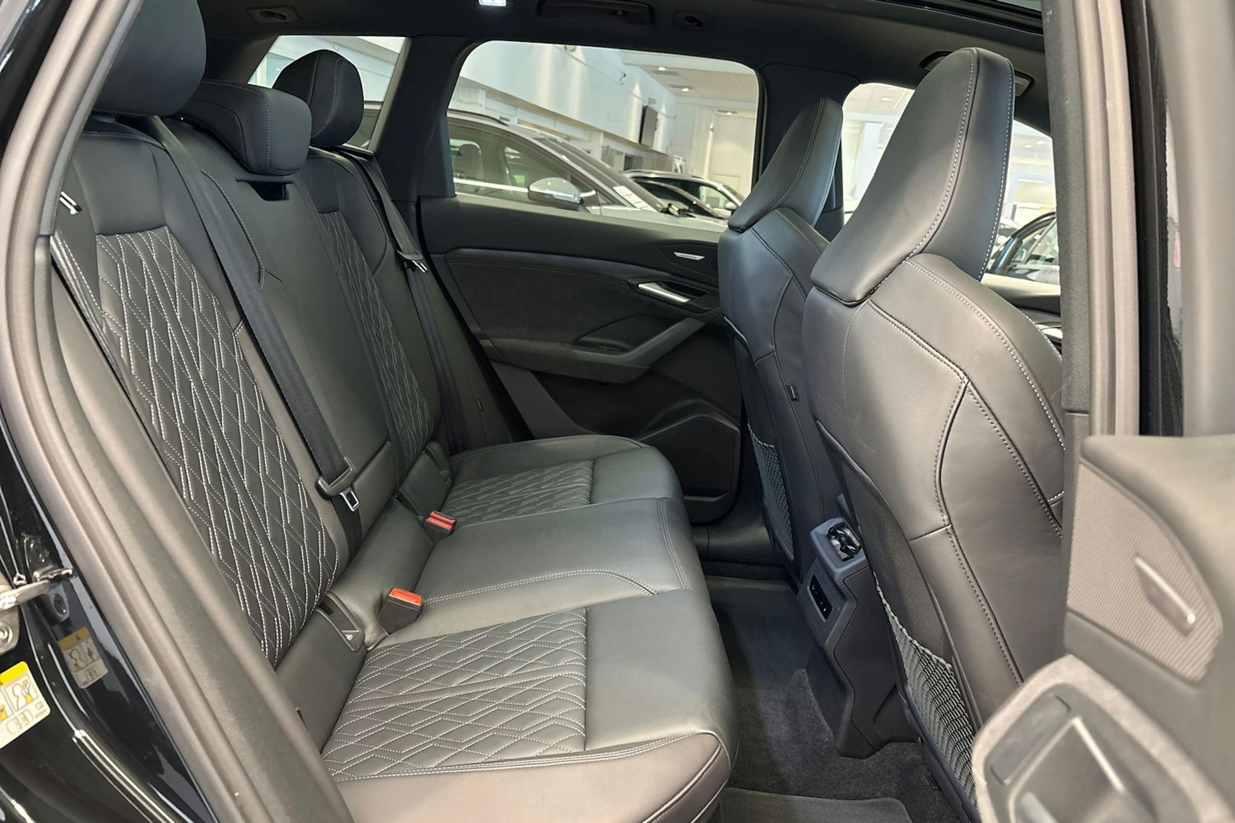 Musta Audi SQ6 e-tron 2025 kuva 35.