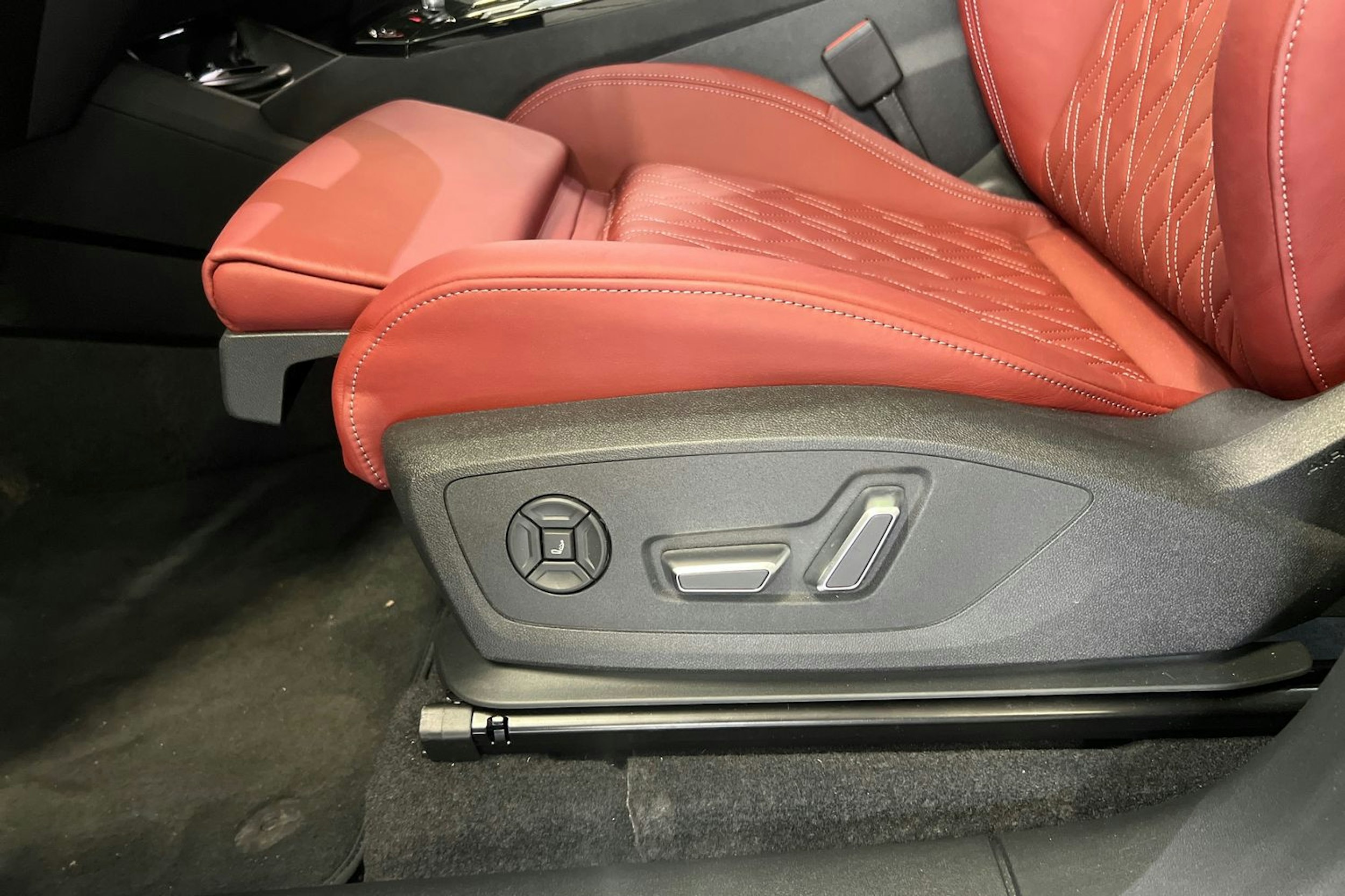 met. Sininen Audi SQ6 e-tron 2024 kuva 23.