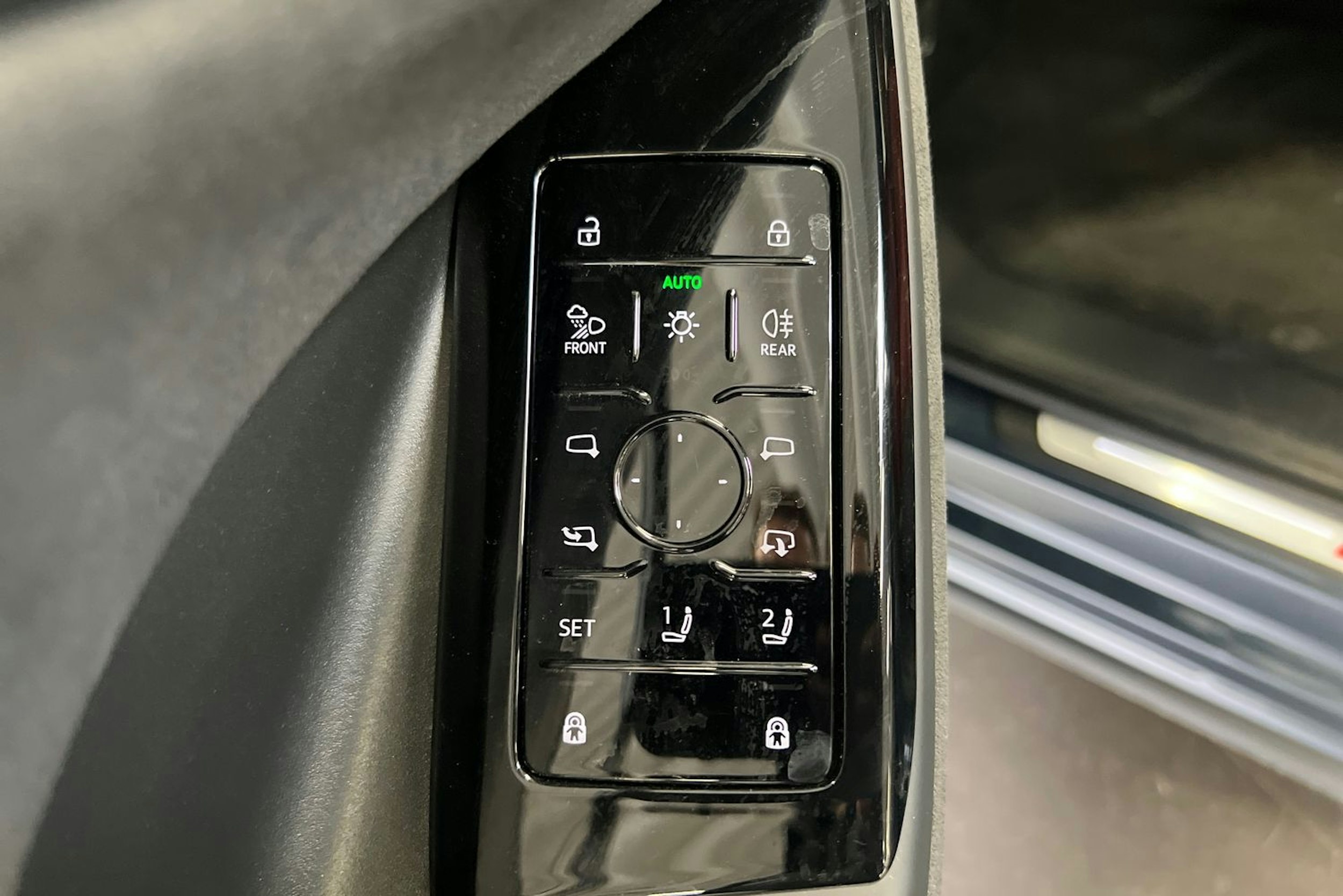 met. Sininen Audi SQ6 e-tron 2024 kuva 24.