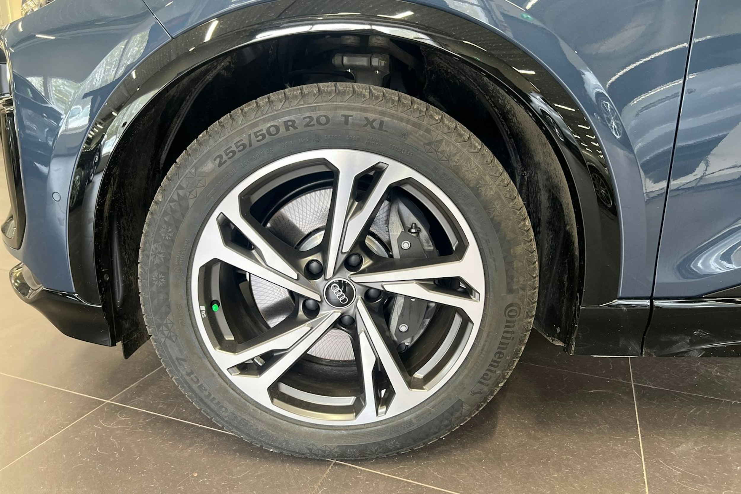 met. Sininen Audi SQ6 e-tron 2024 kuva 29.