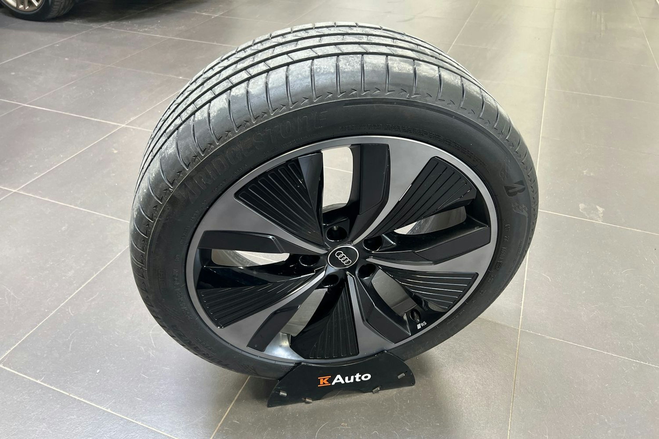 met. Sininen Audi SQ6 e-tron 2024 kuva 30.