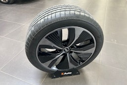 met. Sininen Audi SQ6 e-tron 2024 kuva 30.