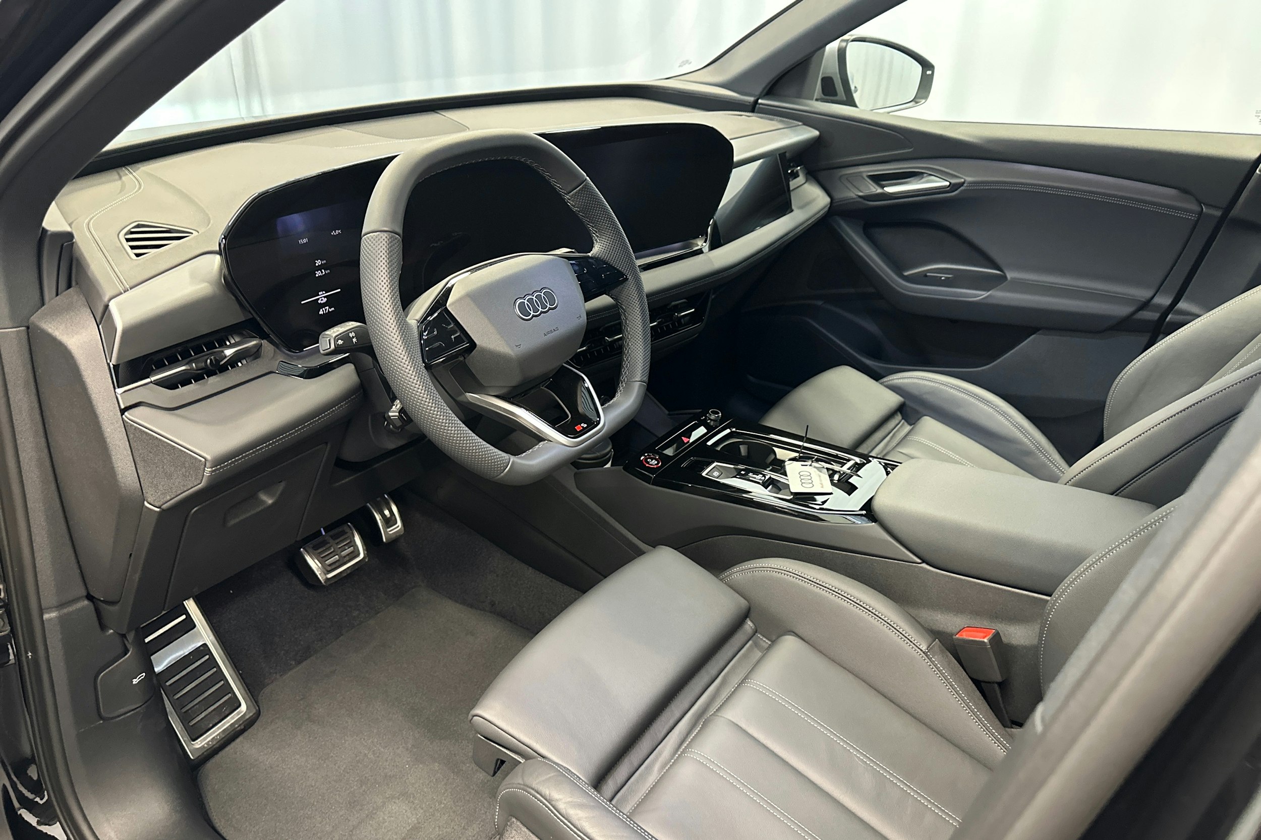 musta Audi SQ6 e-tron 2025 kuva 3.