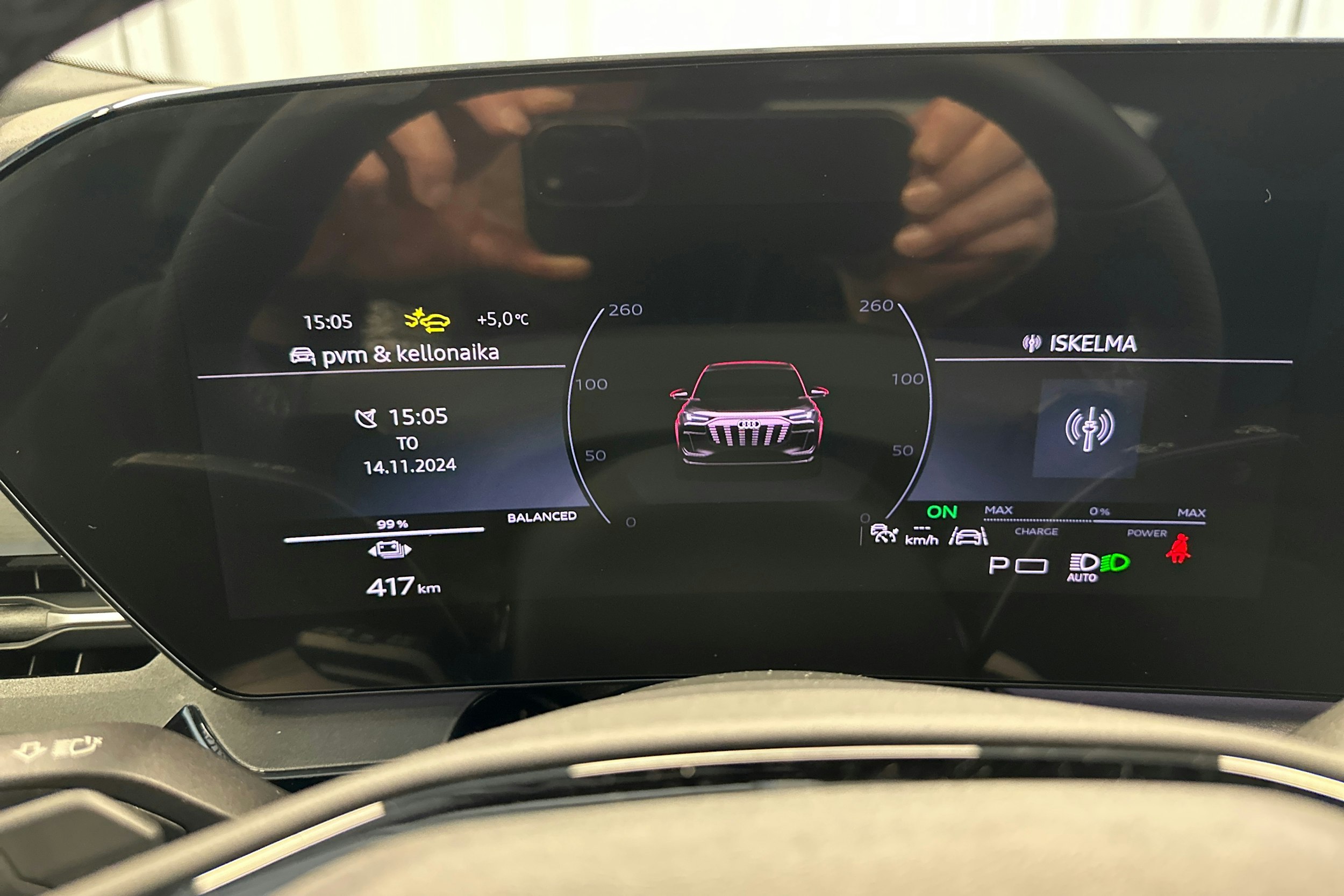 musta Audi SQ6 e-tron 2025 kuva 7.