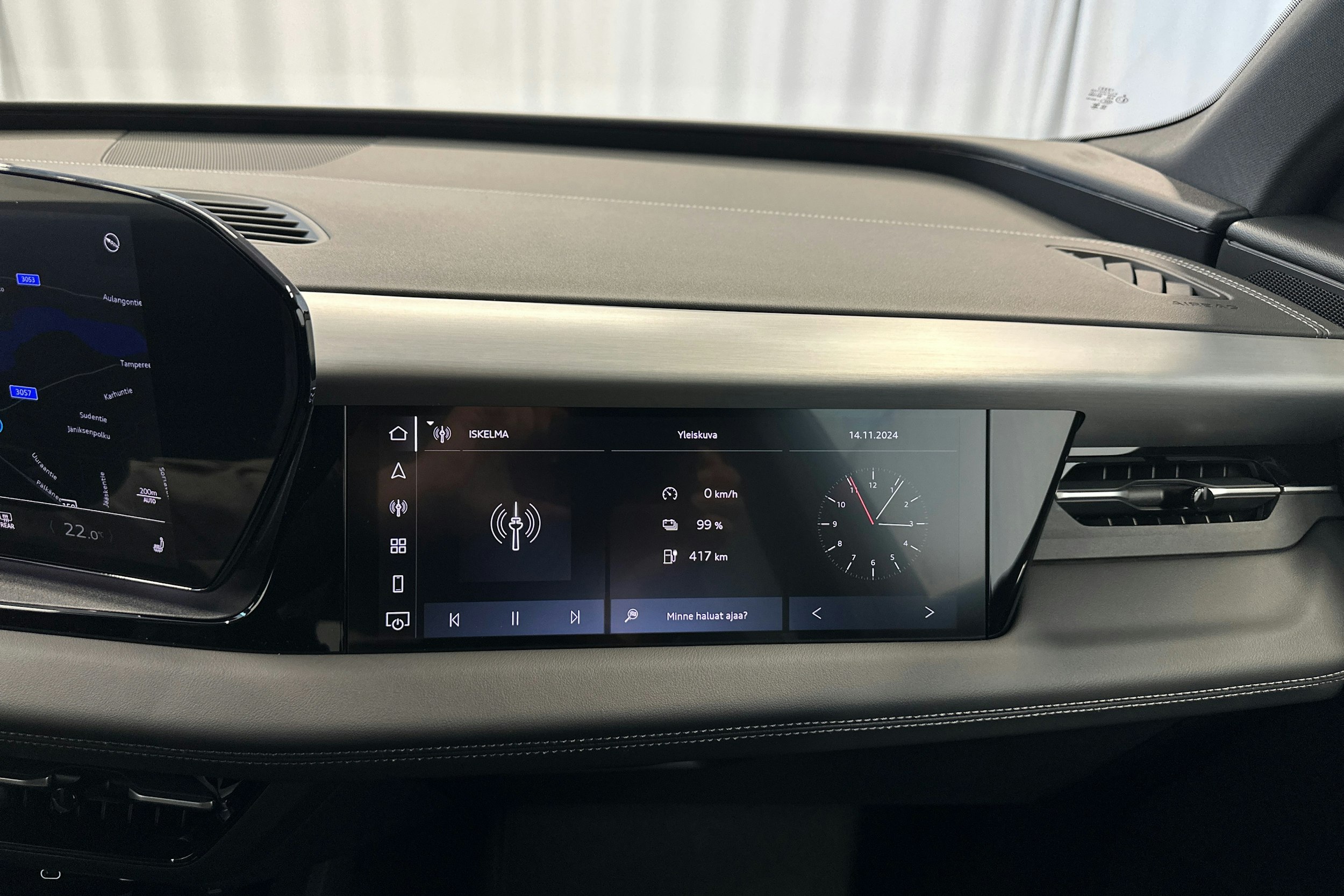 musta Audi SQ6 e-tron 2025 kuva 8.