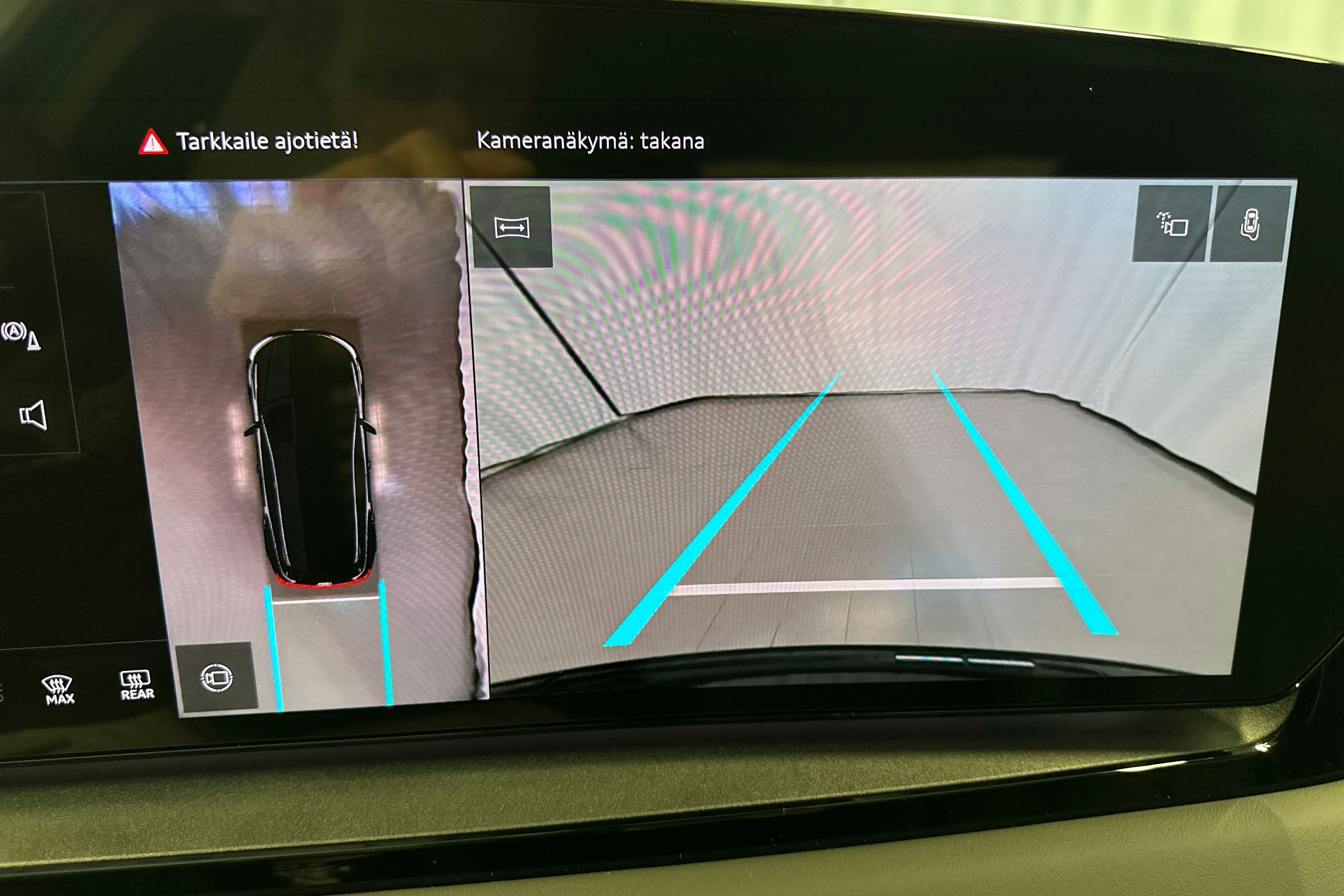 musta Audi SQ6 e-tron 2025 kuva 10.