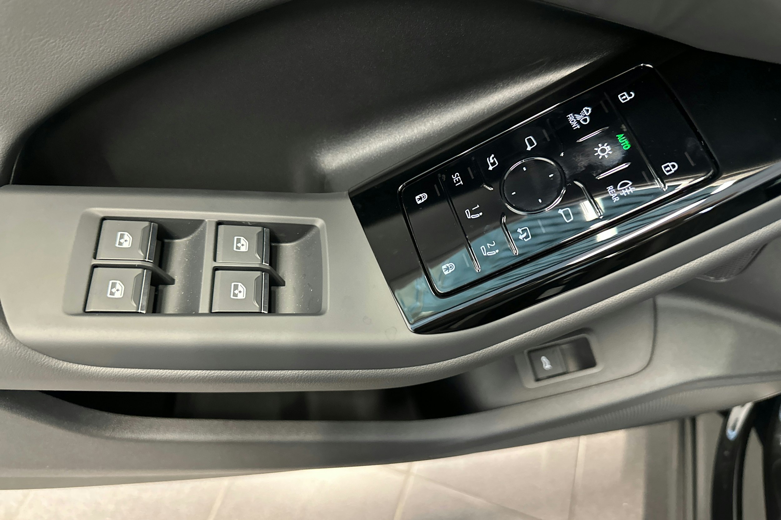 musta Audi SQ6 e-tron 2025 kuva 11.