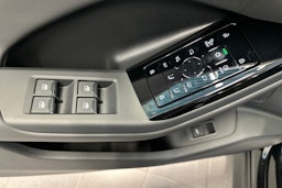 musta Audi SQ6 e-tron 2025 kuva 11.
