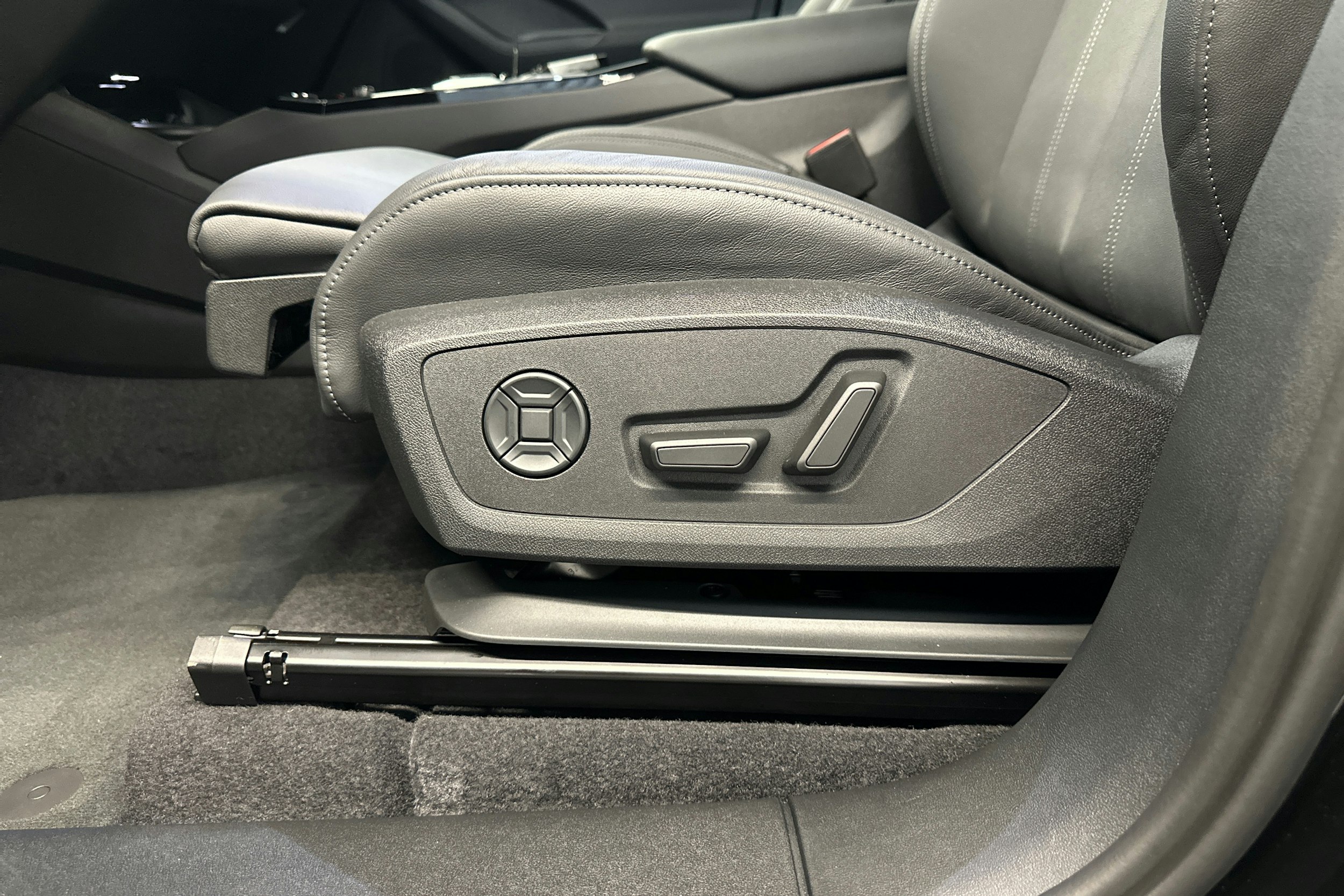 musta Audi SQ6 e-tron 2025 kuva 12.