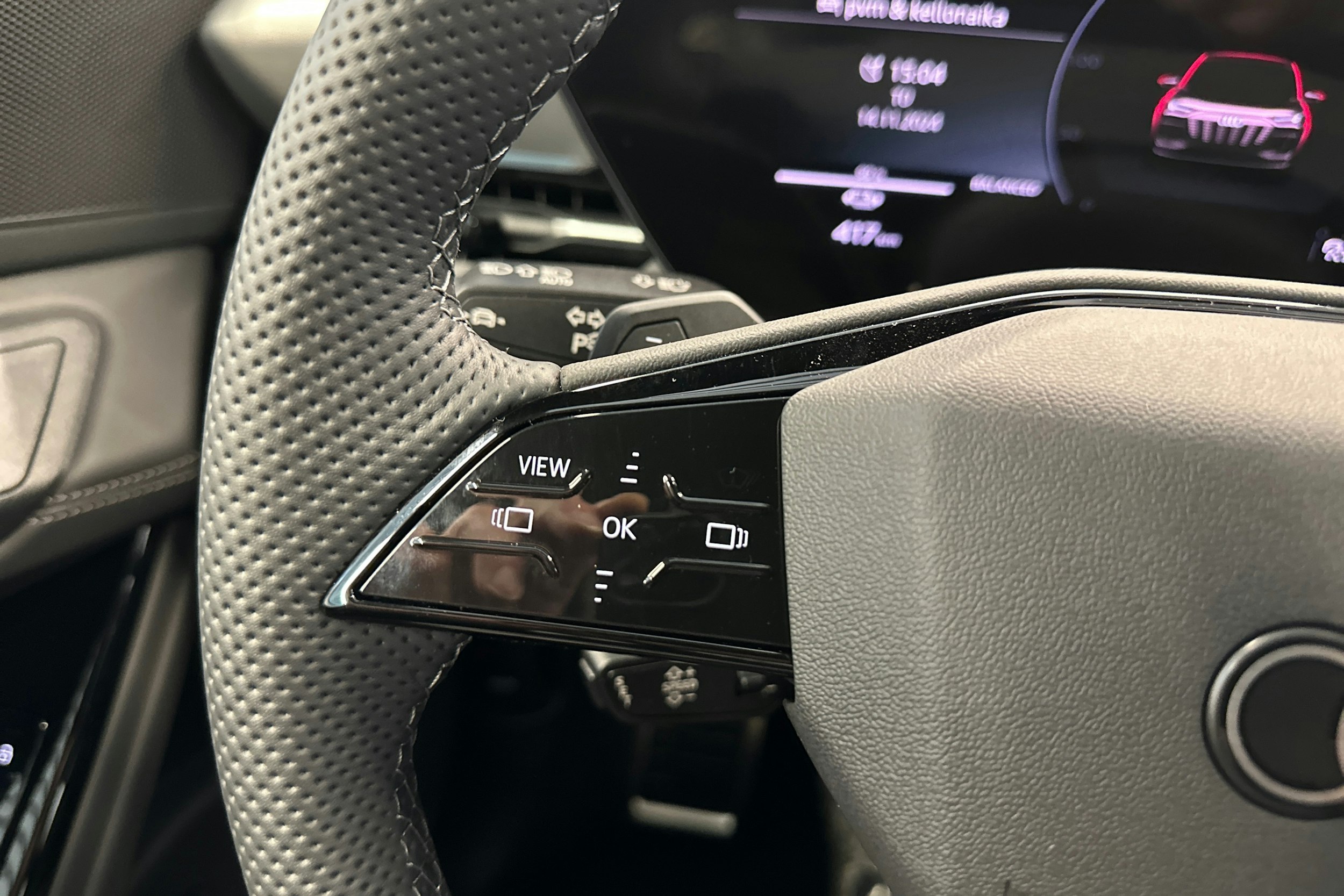 musta Audi SQ6 e-tron 2025 kuva 13.