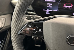 musta Audi SQ6 e-tron 2025 kuva 13.
