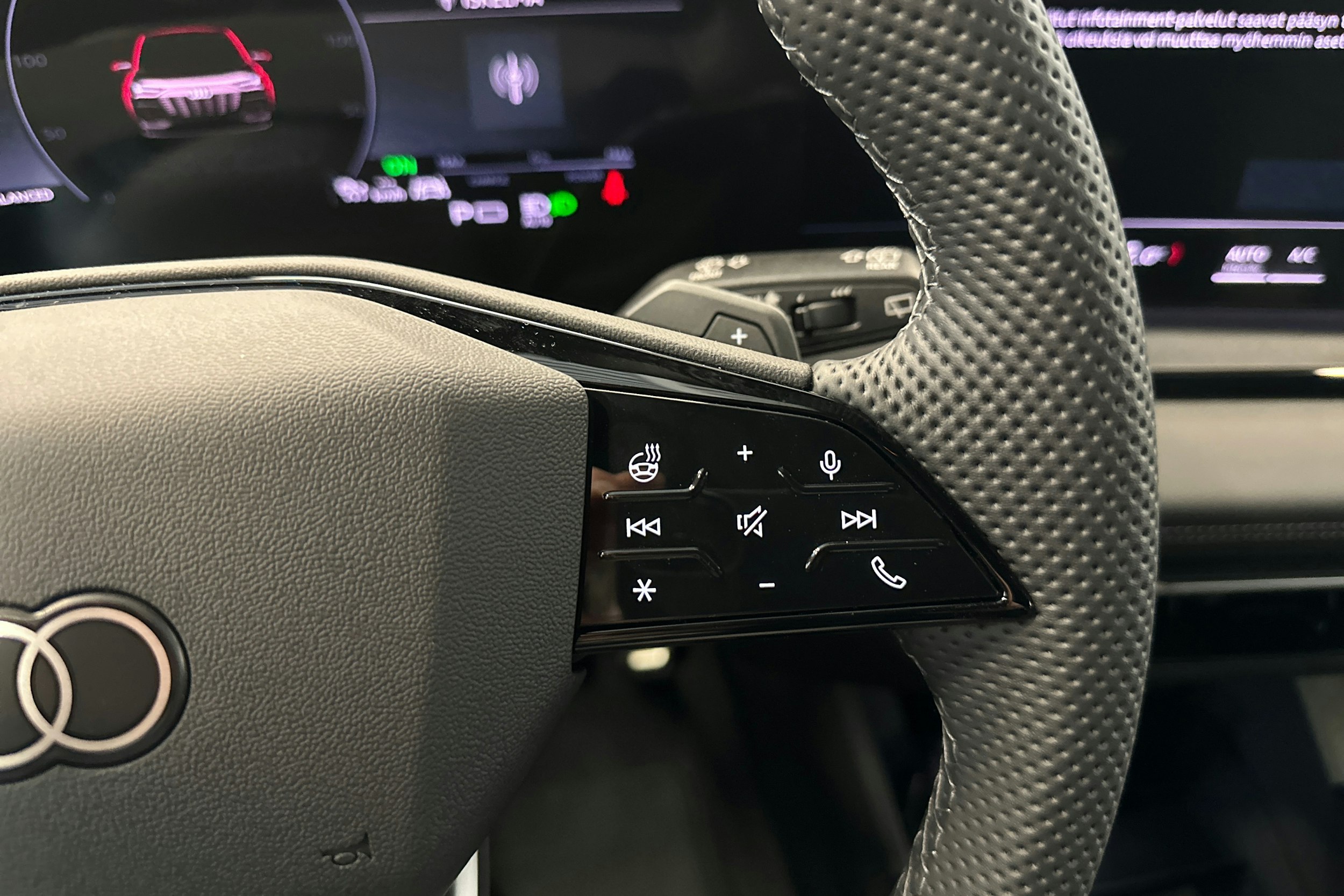 musta Audi SQ6 e-tron 2025 kuva 14.