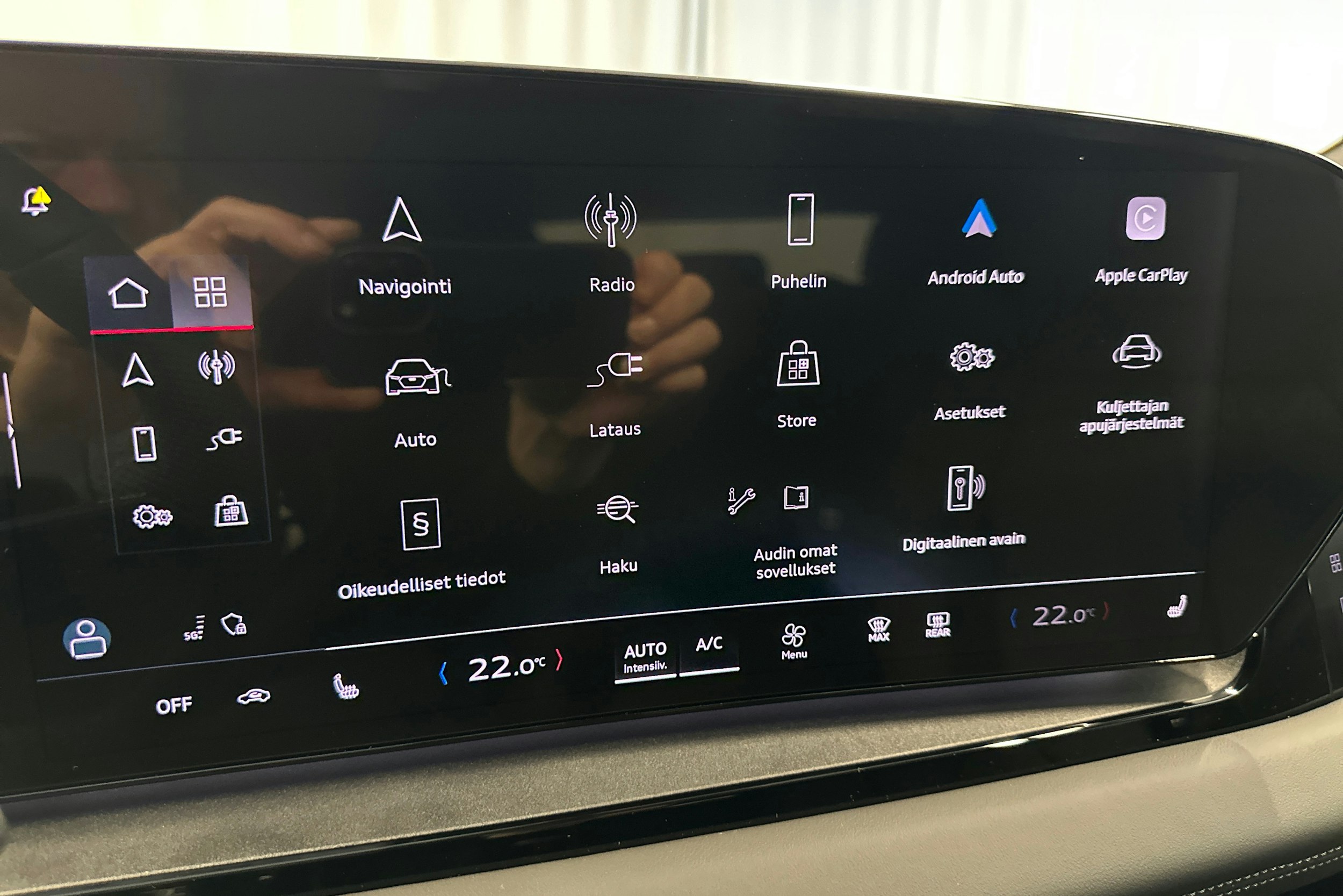 musta Audi SQ6 e-tron 2025 kuva 16.