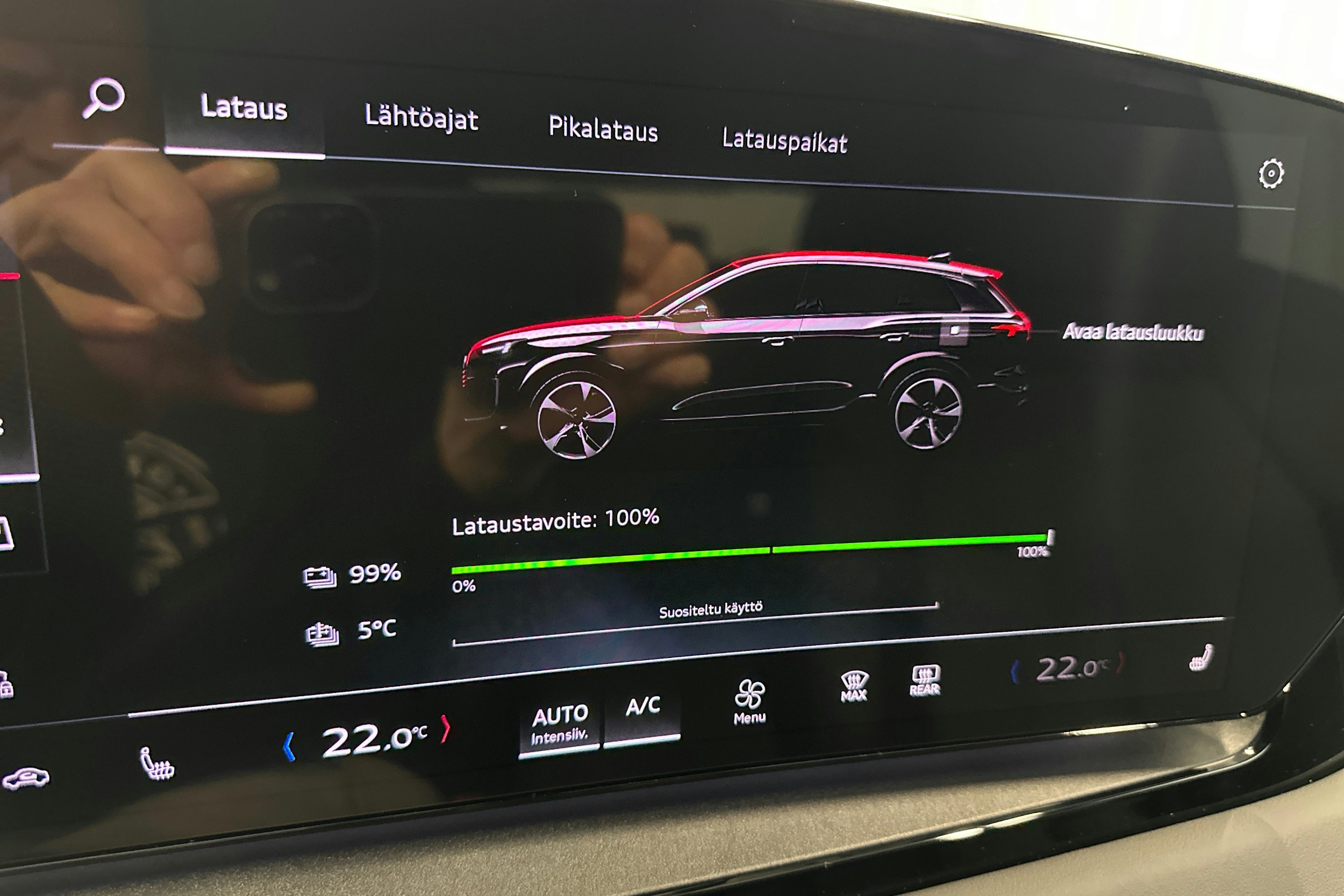 musta Audi SQ6 e-tron 2025 kuva 17.